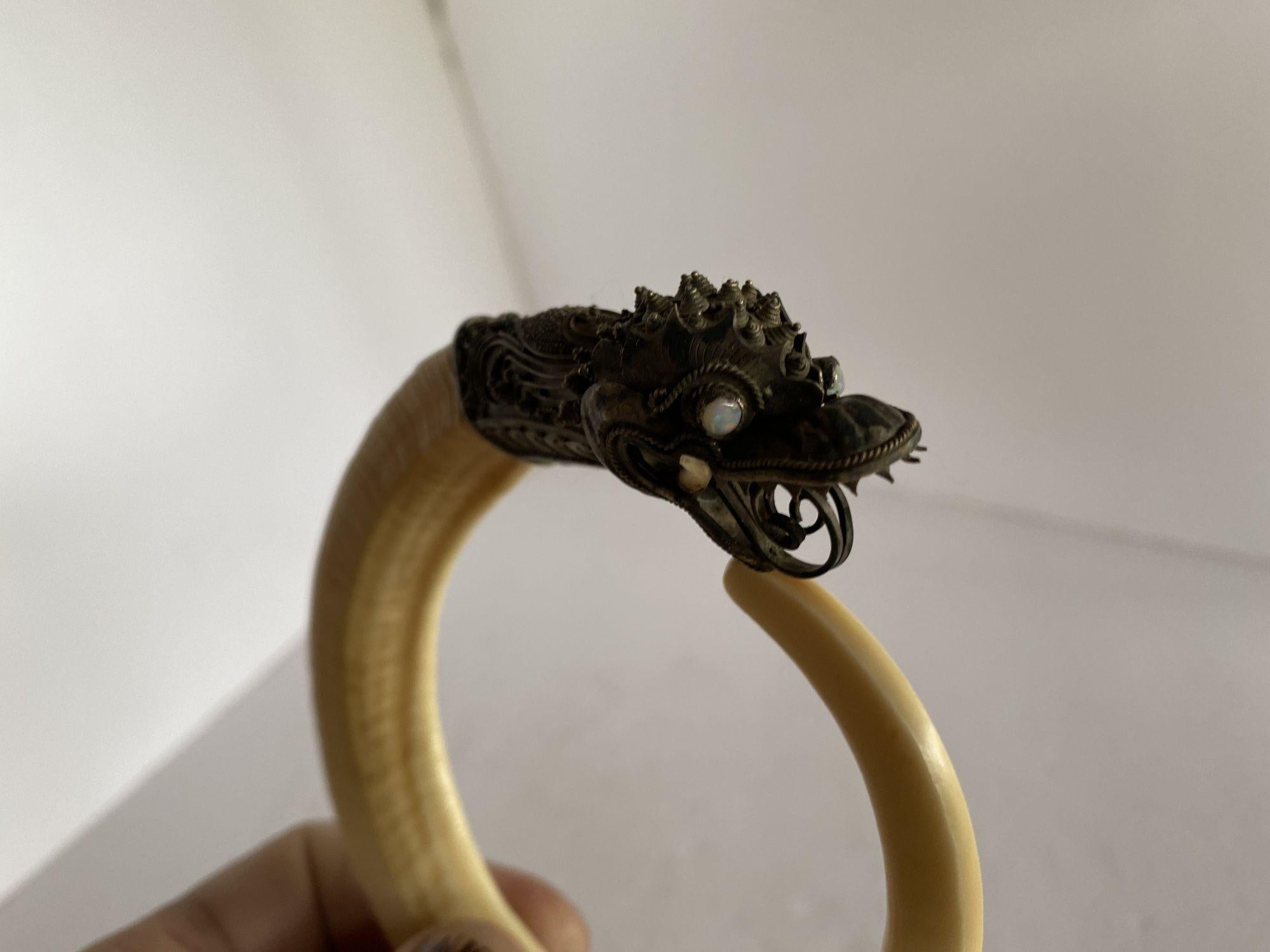 Os Bracelet chinois Oraborus en os et argent sculpté à la main, vers 1800 en vente