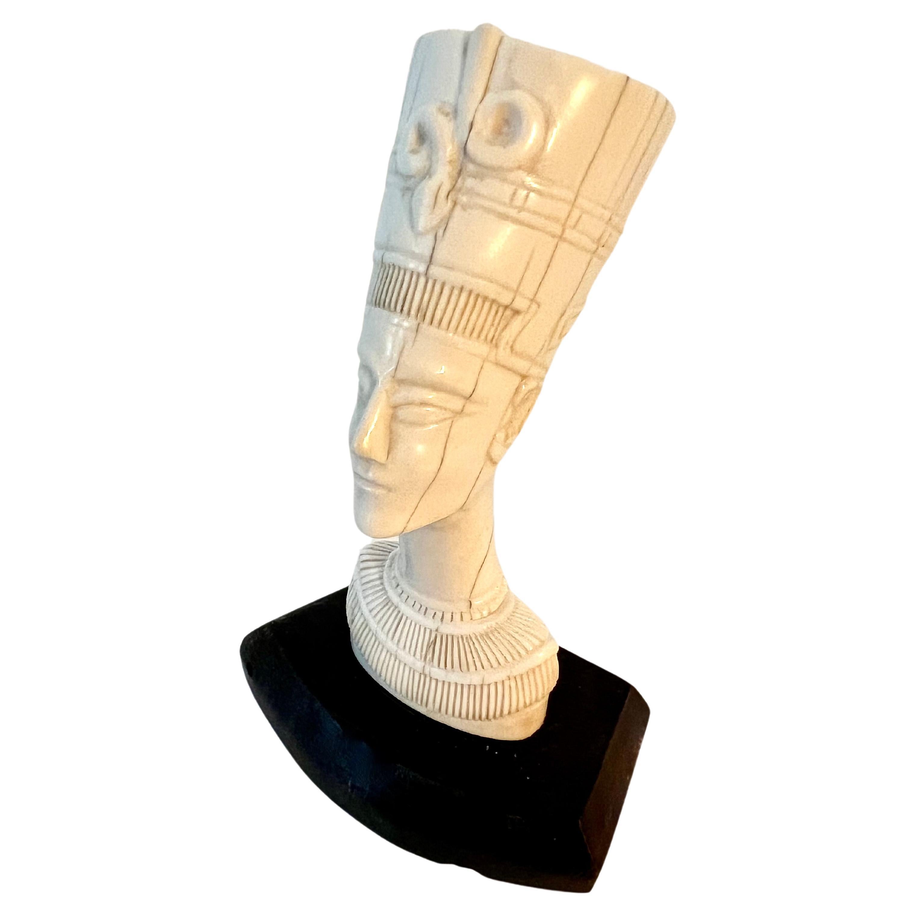 Handgeschnitzte Knochenbüste von Nefertiti auf Holzsockel im Angebot