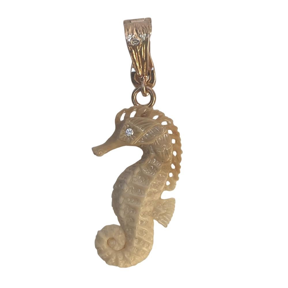 Dieser Seepferdchen-Anhänger besteht aus geschnitztem Elchgeweih. Er ist mit einem 0,01-Karat-Diamantauge versehen.

Die Spirit Animals Collection umfasst Miniaturskulpturen, die von Totems inspiriert sind. In alten Kulturen dienten Totems als