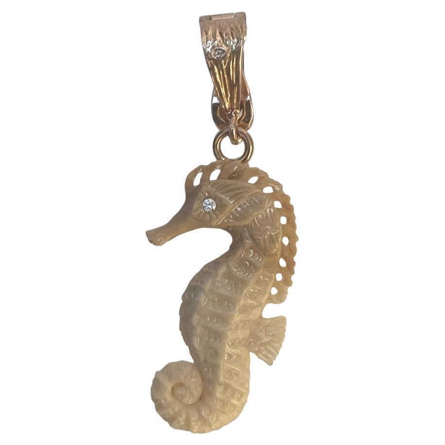 Handgeschnitzter Seepferdchen-Anhänger aus Geweih mit Diamantauge im Angebot
