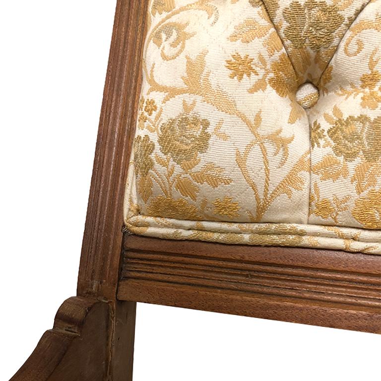 Art déco Chaise recouverte de brocart sculpté à la main avec roulettes dans le style du lac Est en vente