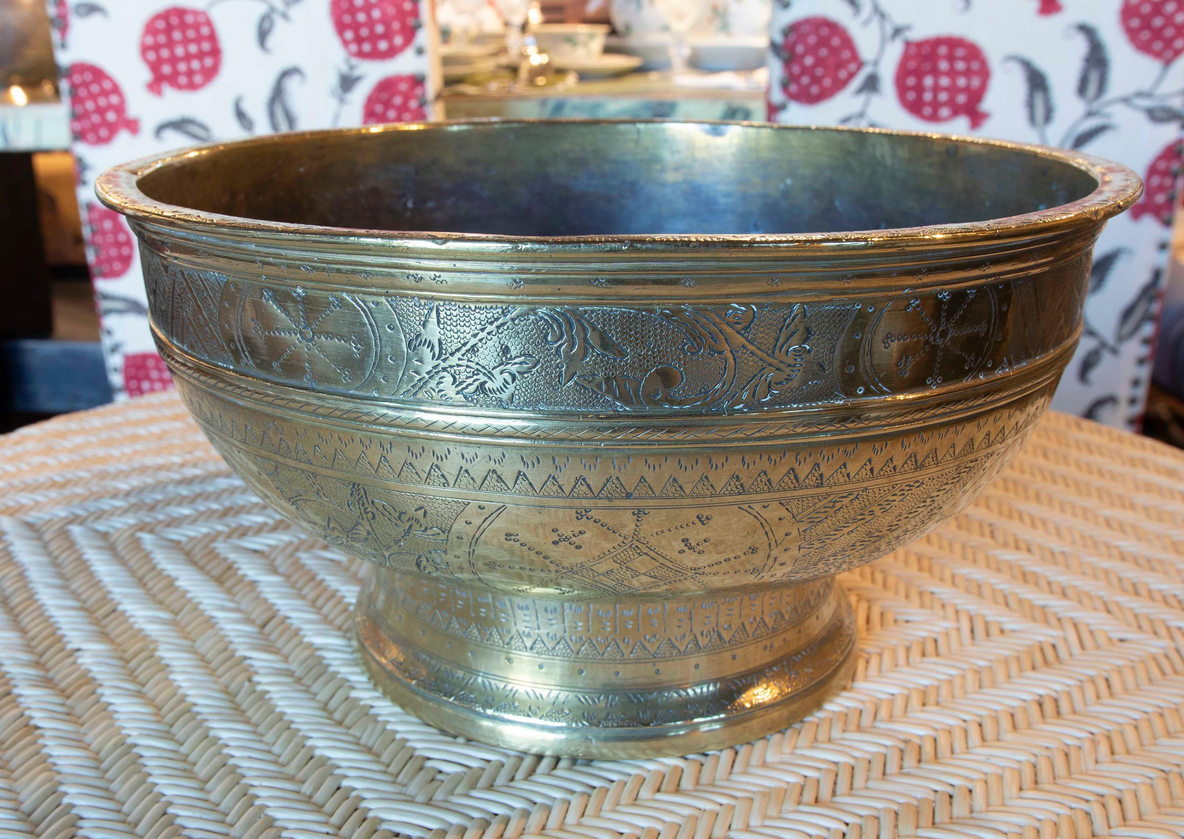 20th Century Hand-Carved Bronze Container with Flower and Geometrical Decorations For Sale