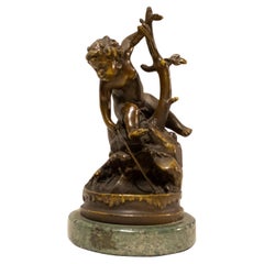 Handgeschnitzte Bronzeskulptur „Spielender Junge“, Frankreich, 20. Jahrhundert.
