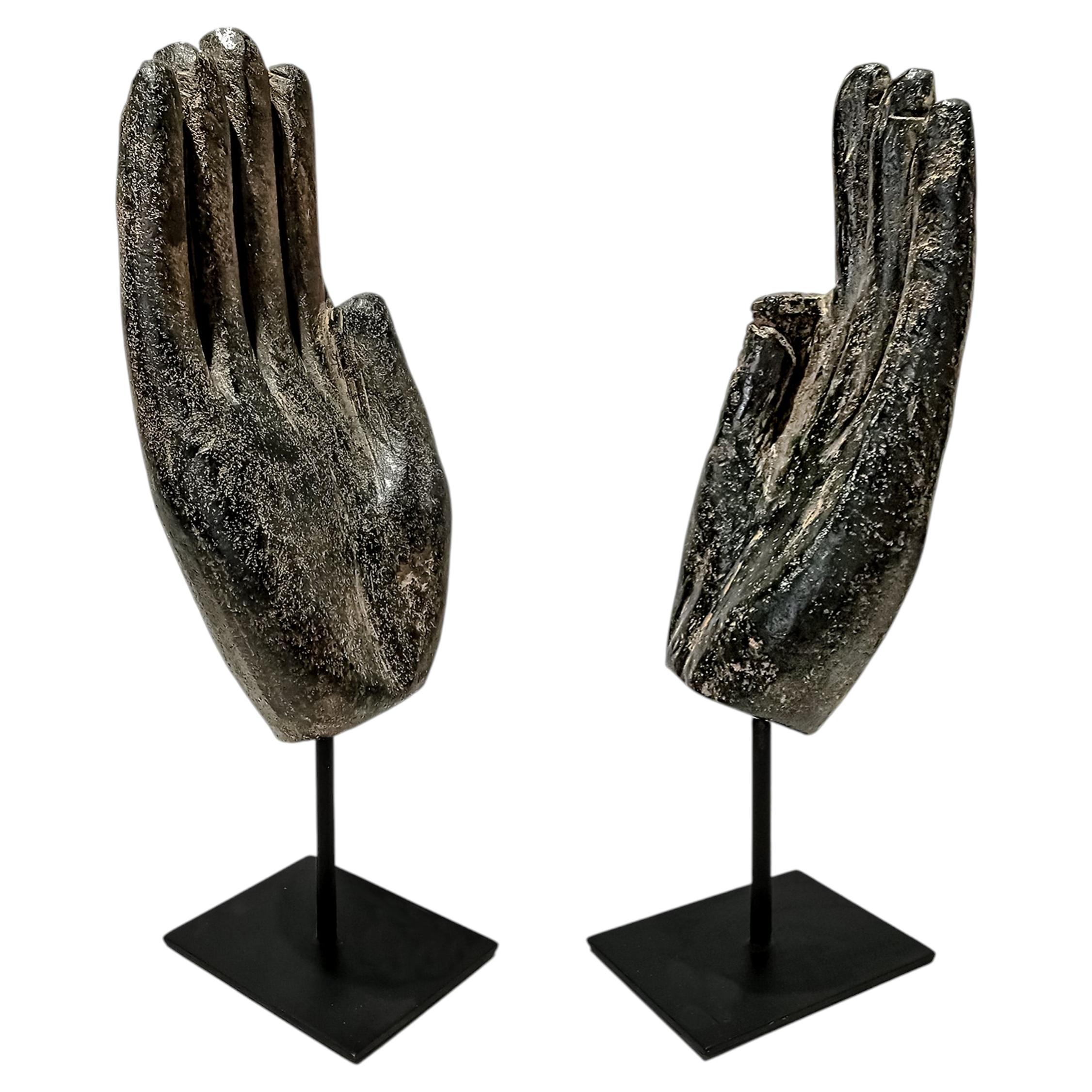 Sculptures de main de bouddha sculptées à la main dans de la roche volcanique noire, Indonésie en vente