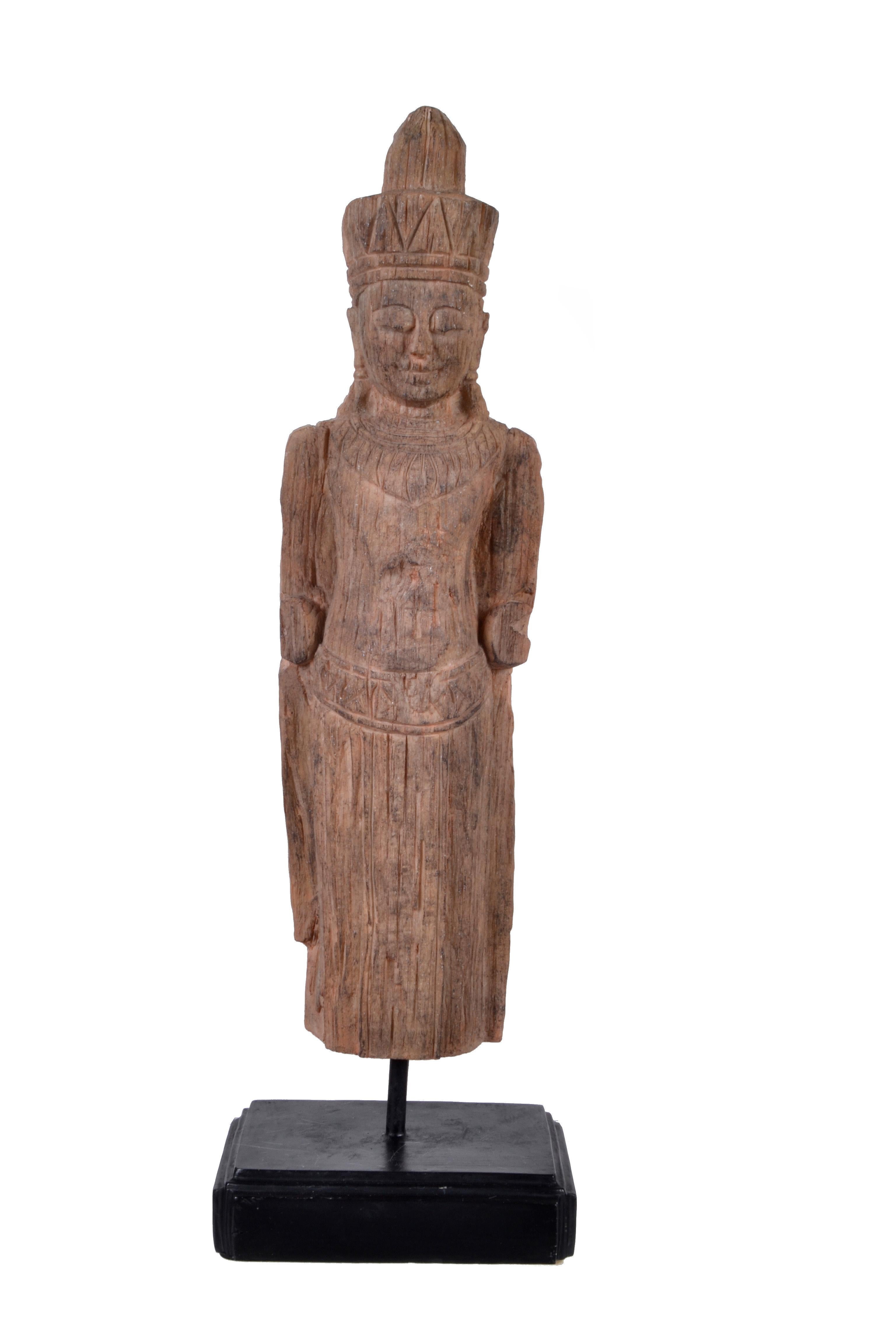Scultura di Buddha scolpita a mano e montata su una base di legno Anglo Raj in vendita 3