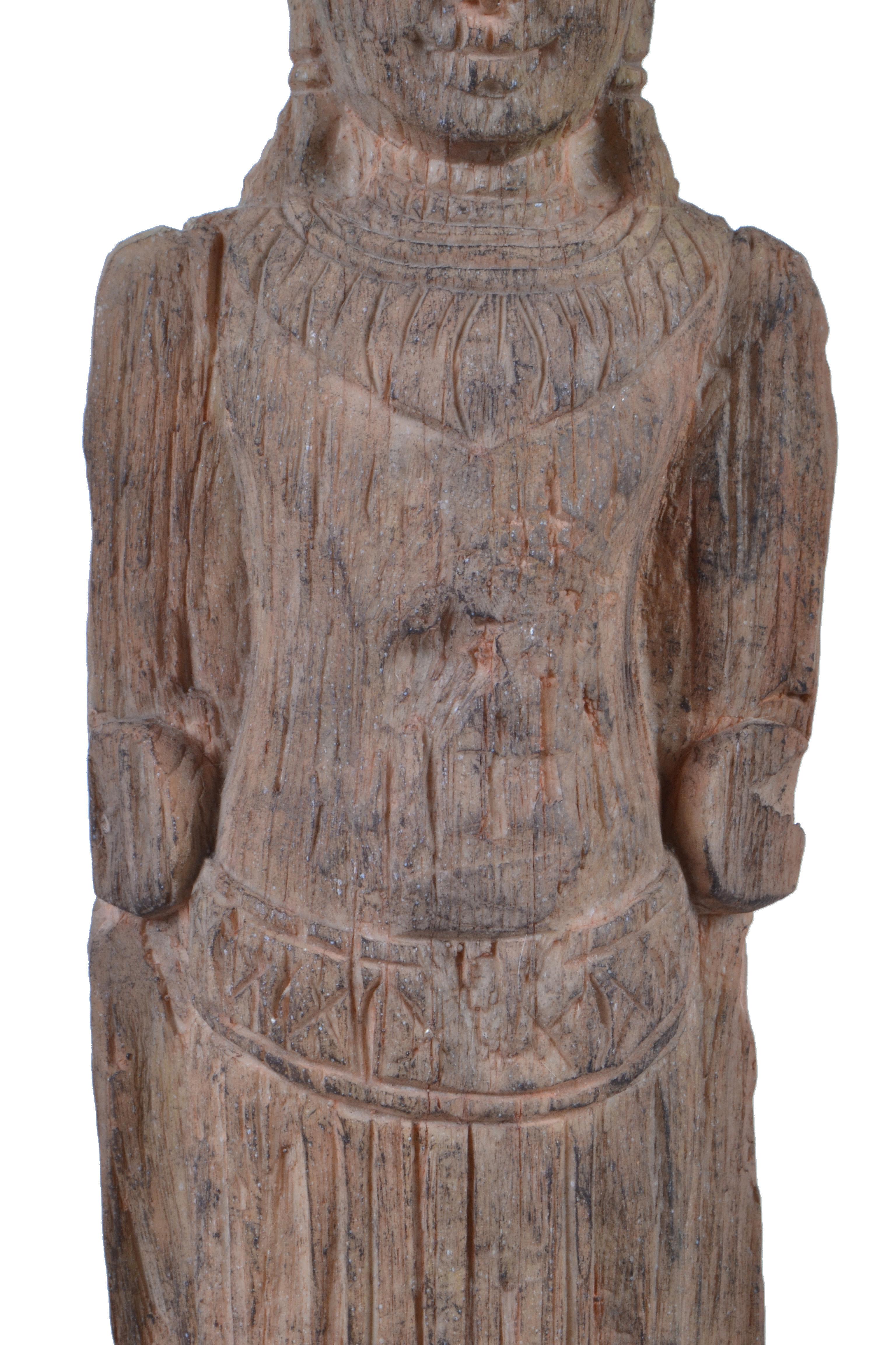 Handgeschnitzte Buddha-Skulptur aus Anglo Raj, montiert auf Holzsockel im Angebot 4