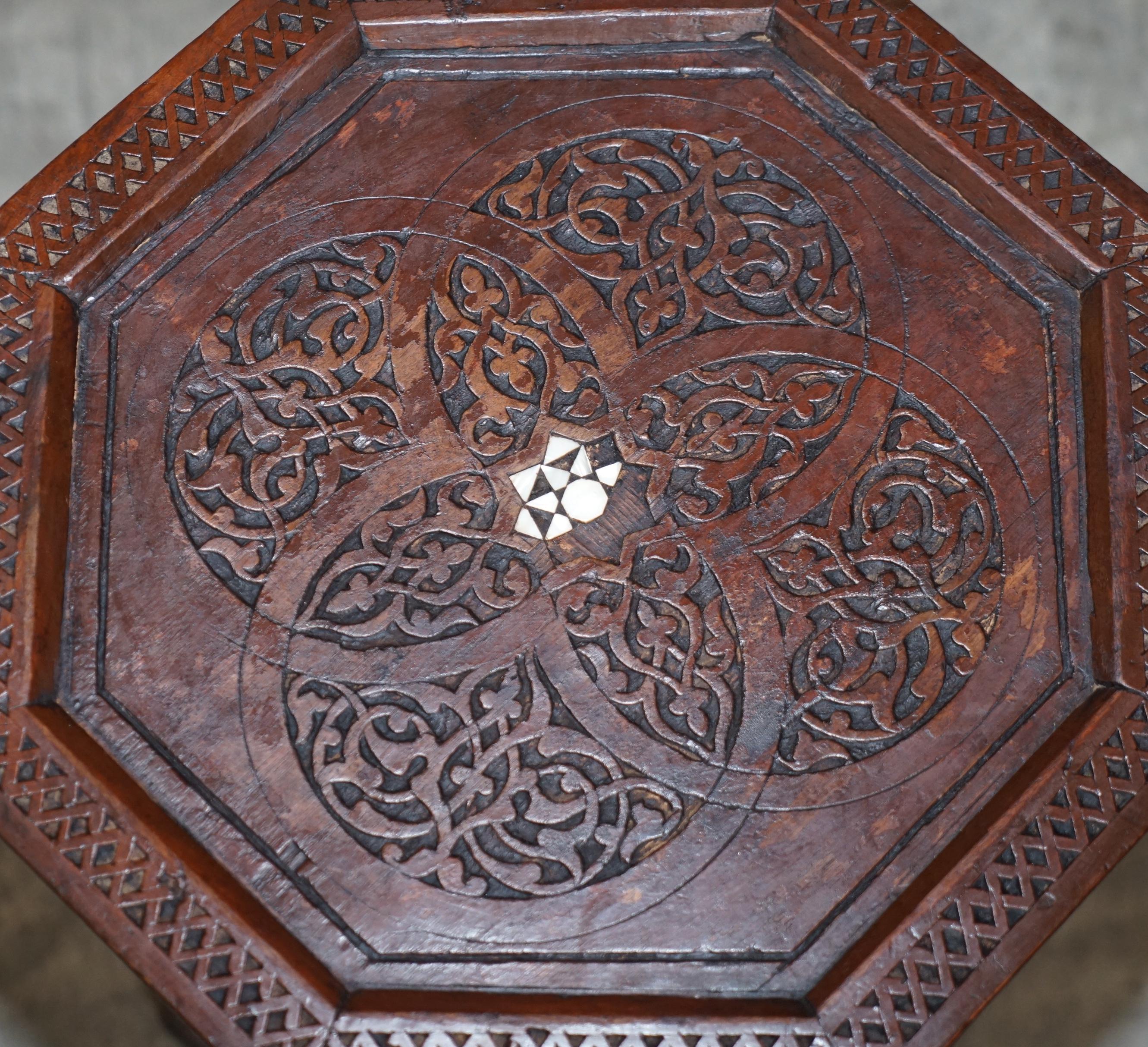 Fait main Lampe d'appoint octogonale en bois de feuillus birman sculptée à la main pour table à vin, ancienne table d'appoint pliante en vente