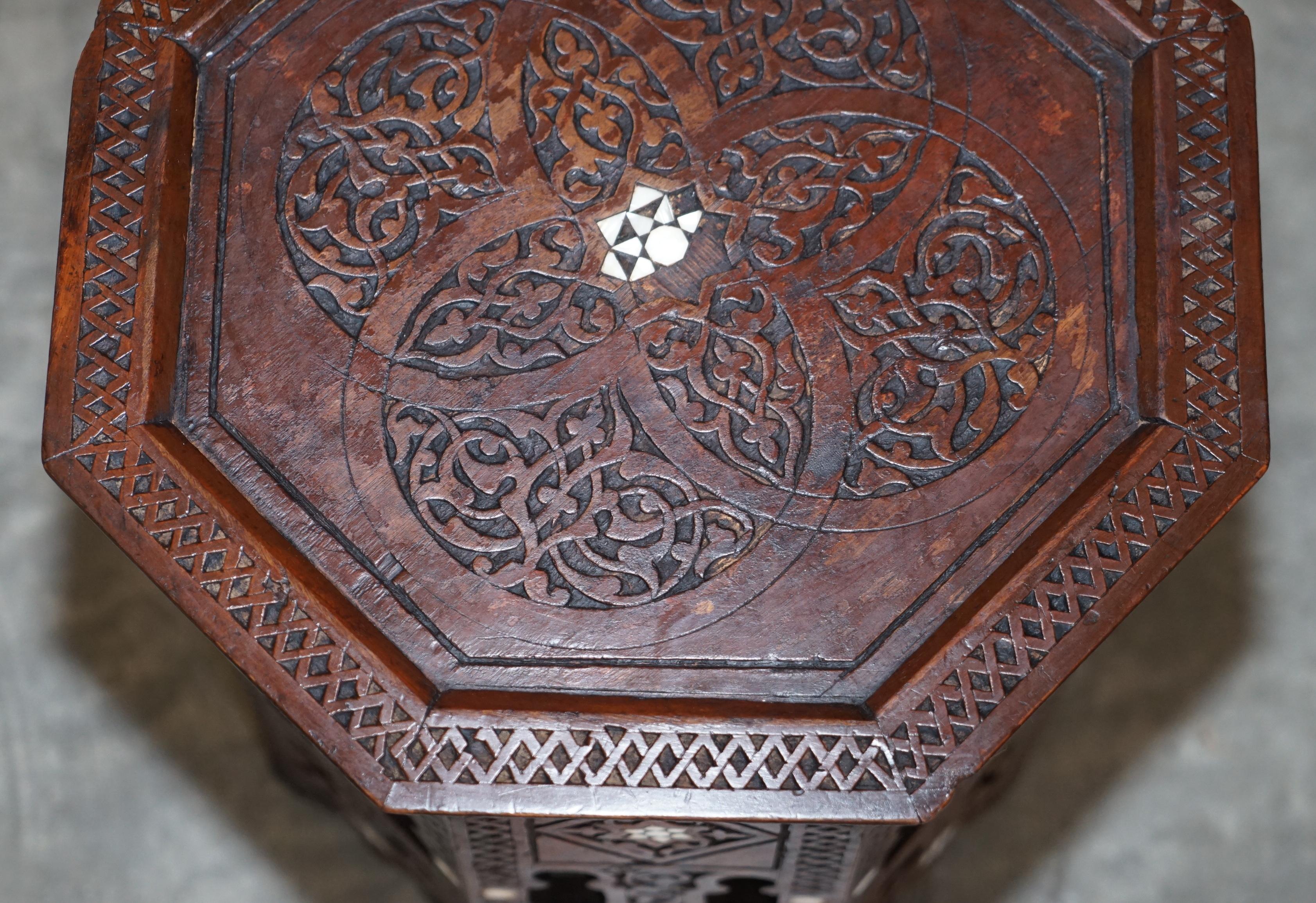XIXe siècle Lampe d'appoint octogonale en bois de feuillus birman sculptée à la main pour table à vin, ancienne table d'appoint pliante en vente