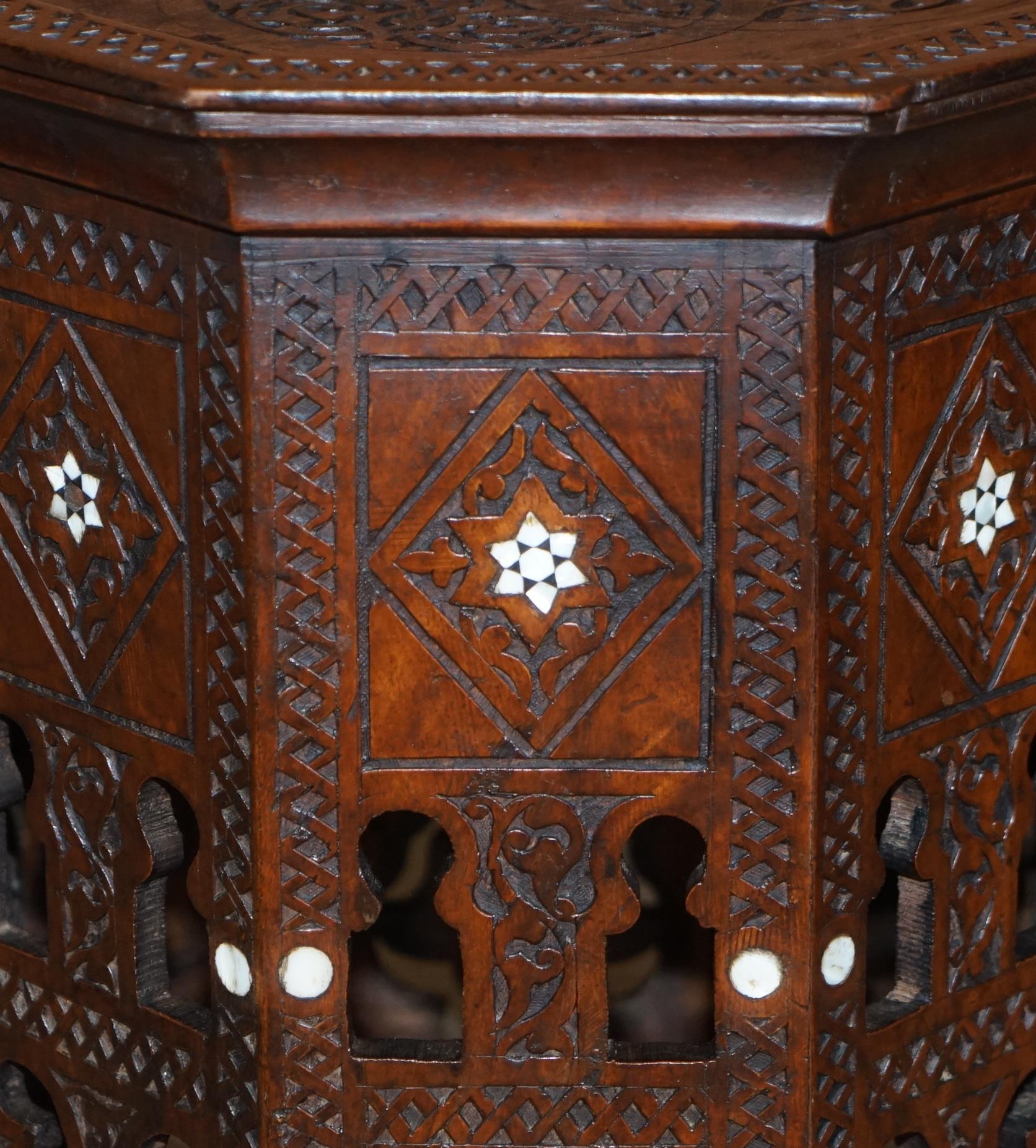 Lampe d'appoint octogonale en bois de feuillus birman sculptée à la main pour table à vin, ancienne table d'appoint pliante en vente 2