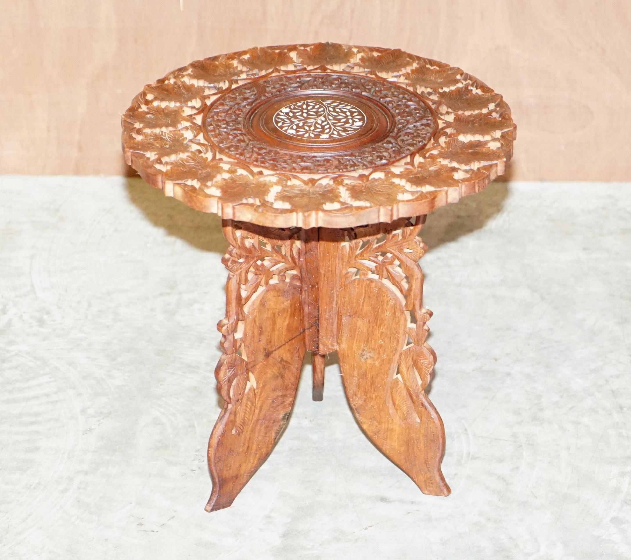 Nous sommes ravis d'offrir à la vente cette belle table d'appoint birmane sculptée à la main dans du bois de rose massif 

Une table très belle et décorative, qui peut être utilisée comme lampe à vin ou table d'appoint

Sculpté de haut en bas