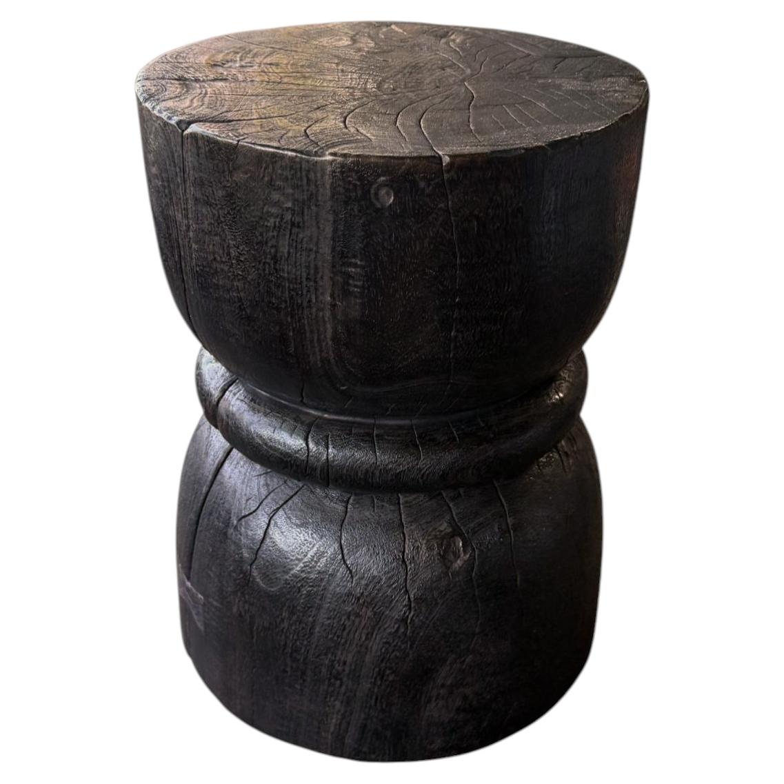 Mesa Auxiliar de Madera de Suar Quemada Tallada a Mano en Acabado Espresso