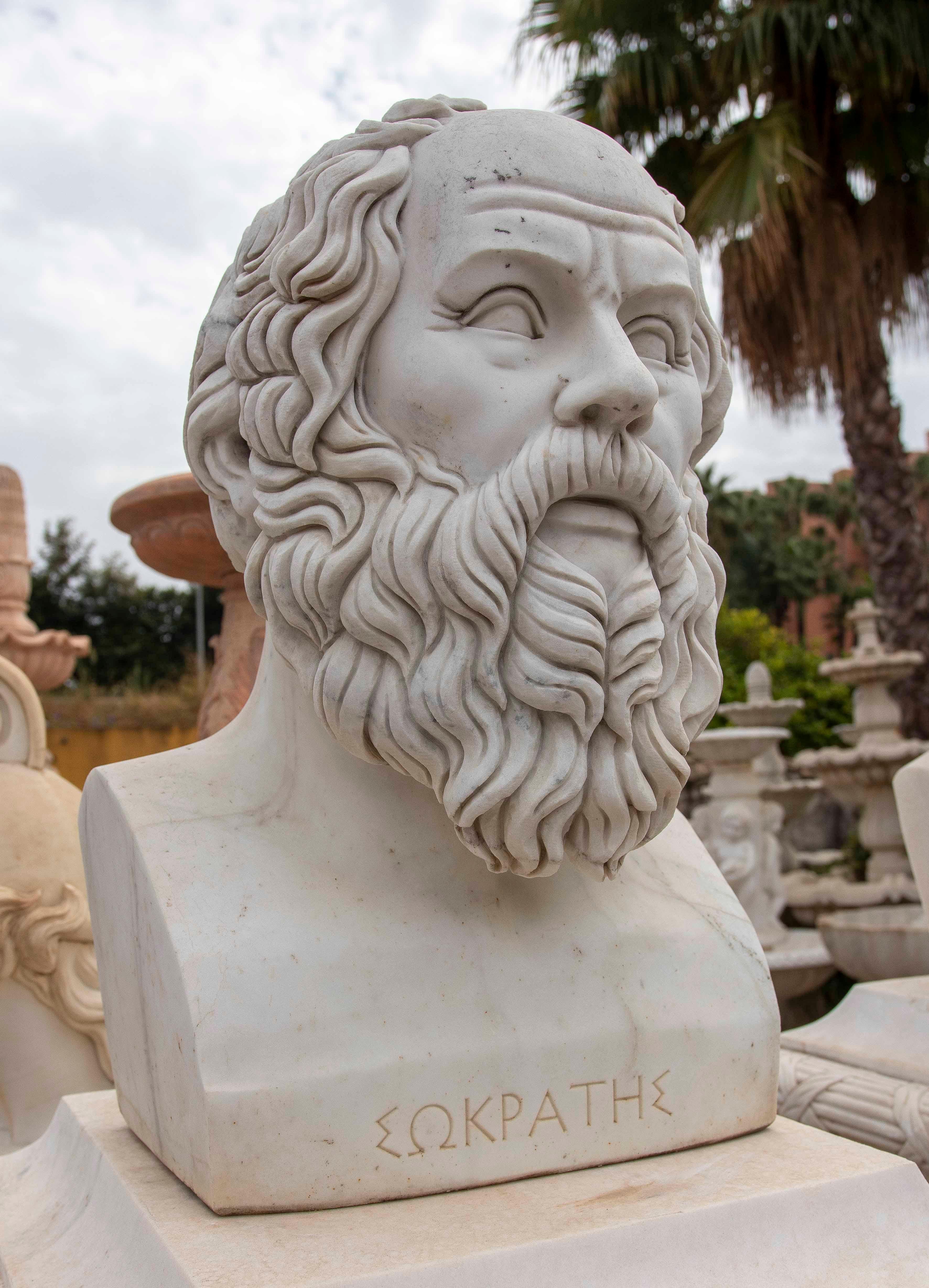 Magnifico busto in marmo bianco raffigurante Socrate, uno dei filosofi più influenti dell'antica Grecia. La scultura si distingue per la forza espressiva del suo volto, con uno sguardo penetrante e una barba curata, caratteristica della sua