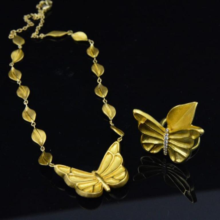 Hand Carved Butterfly Leaf Necklace in 22k Gold In New Condition For Sale In New York, NY