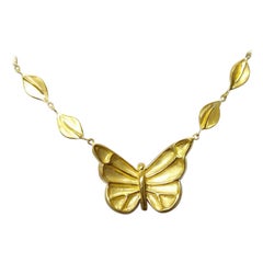 Collar Hoja de Mariposa Tallada a Mano en Oro de 22k