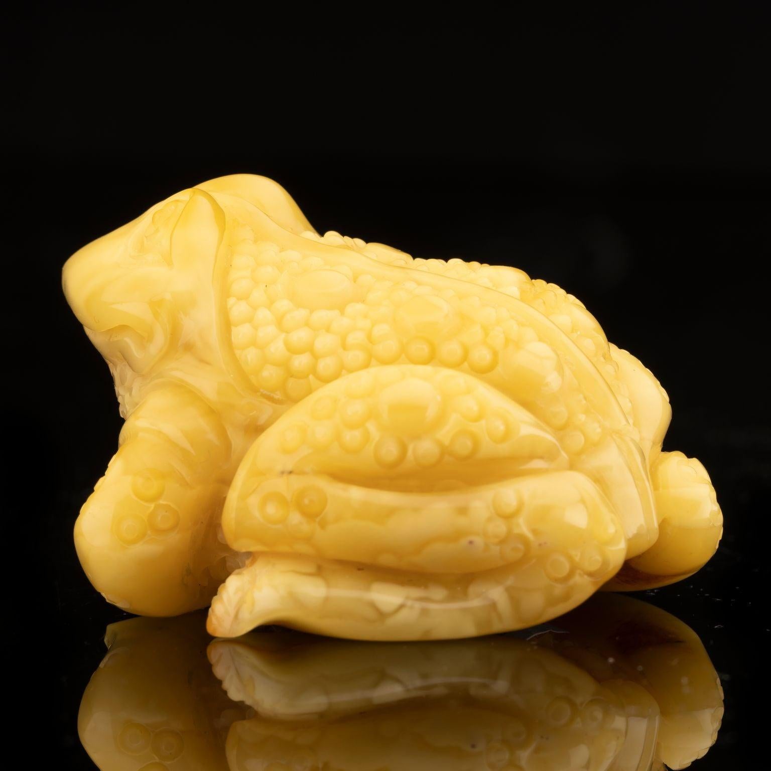 Contemporary Hand-Carved Butterscotch Amber Frog // 39.15 Grams For Sale
