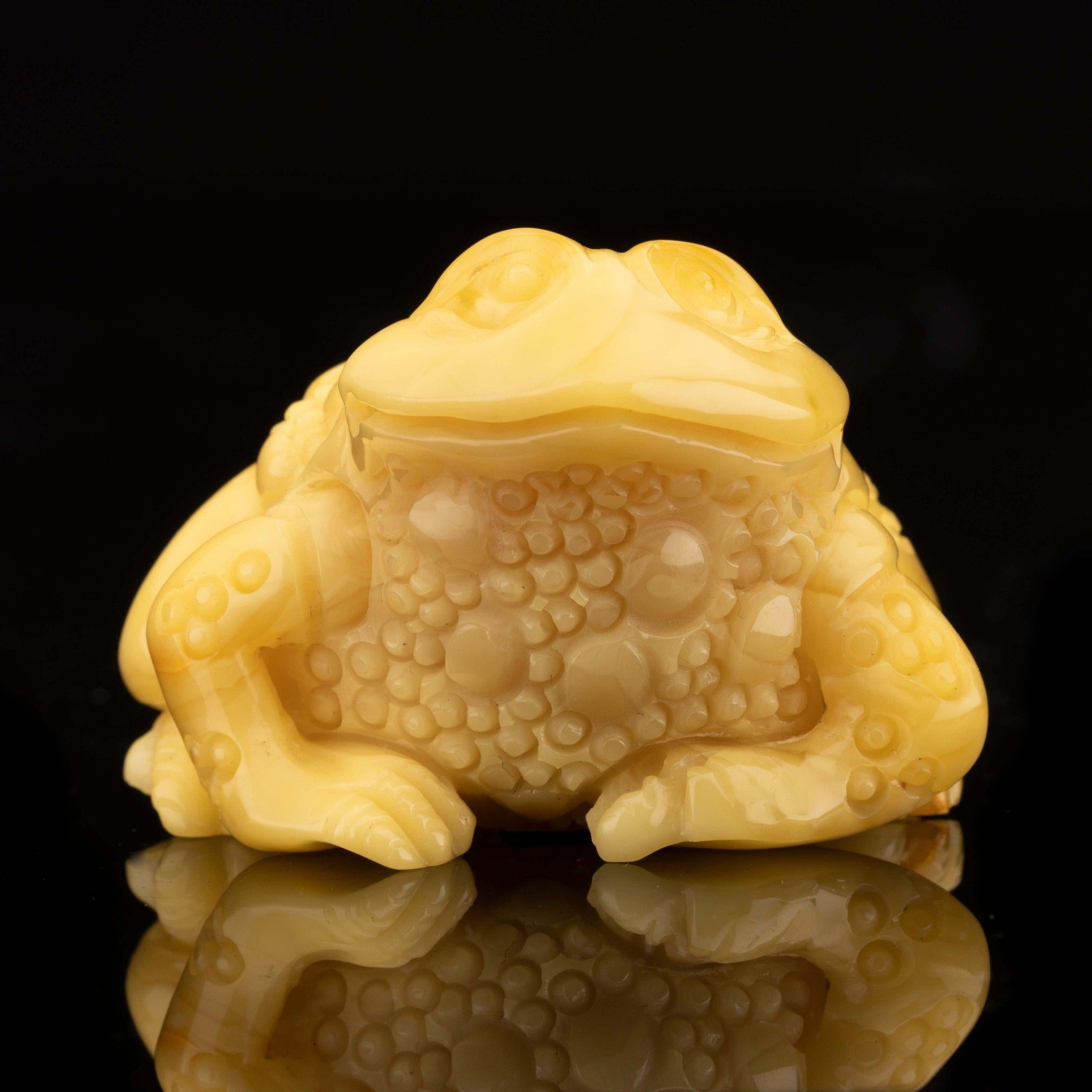 Hand-Carved Butterscotch Amber Frog // 39.15 Grams For Sale 1