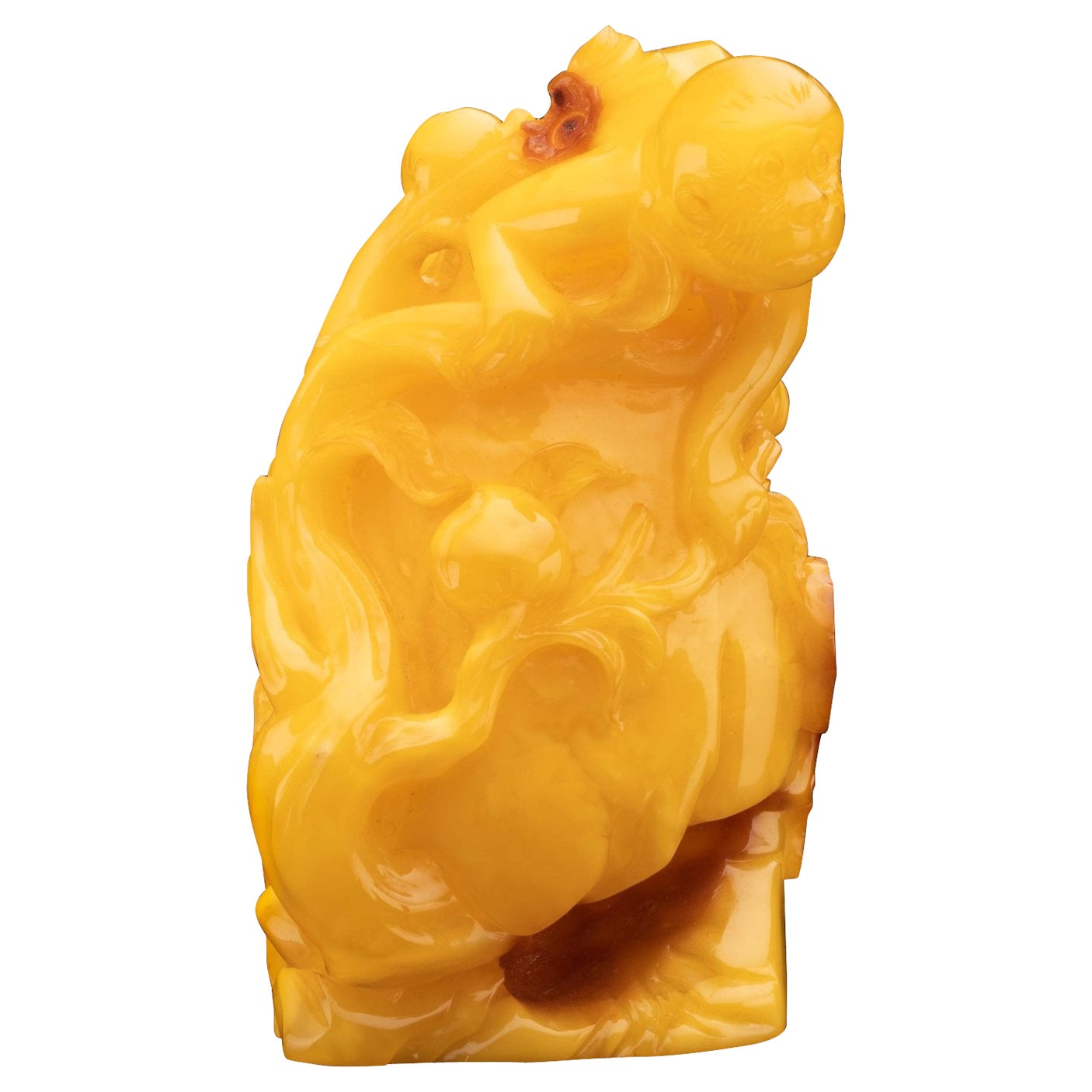 Mono Ámbar Caramelo Tallado a Mano sobre Roca // 57,13 Gramos