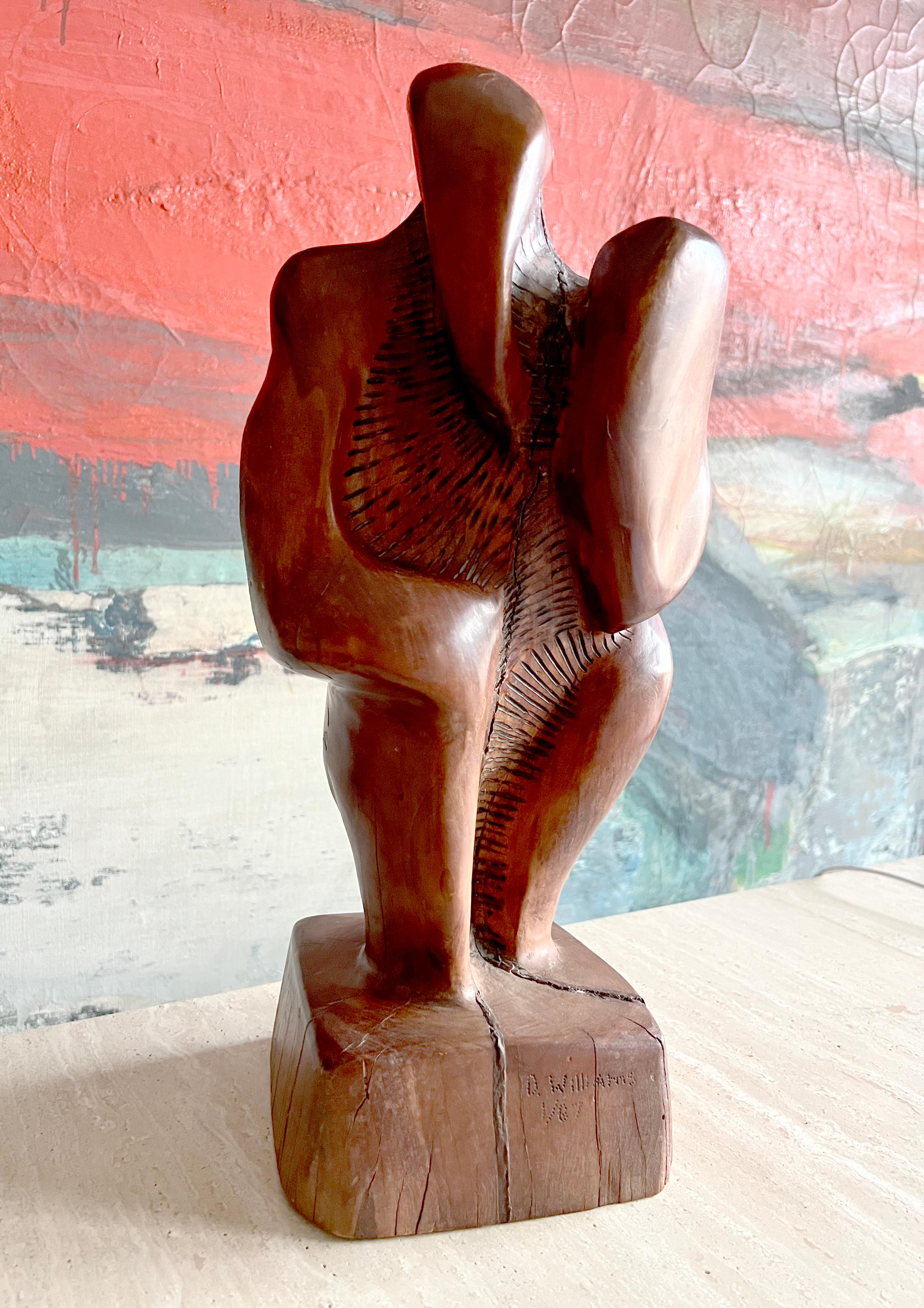 Interessante kalifornische modernistische handgeschnitzte figurale Skulptur von D. Williams, um 1980.  Die Skulptur misst 16,5