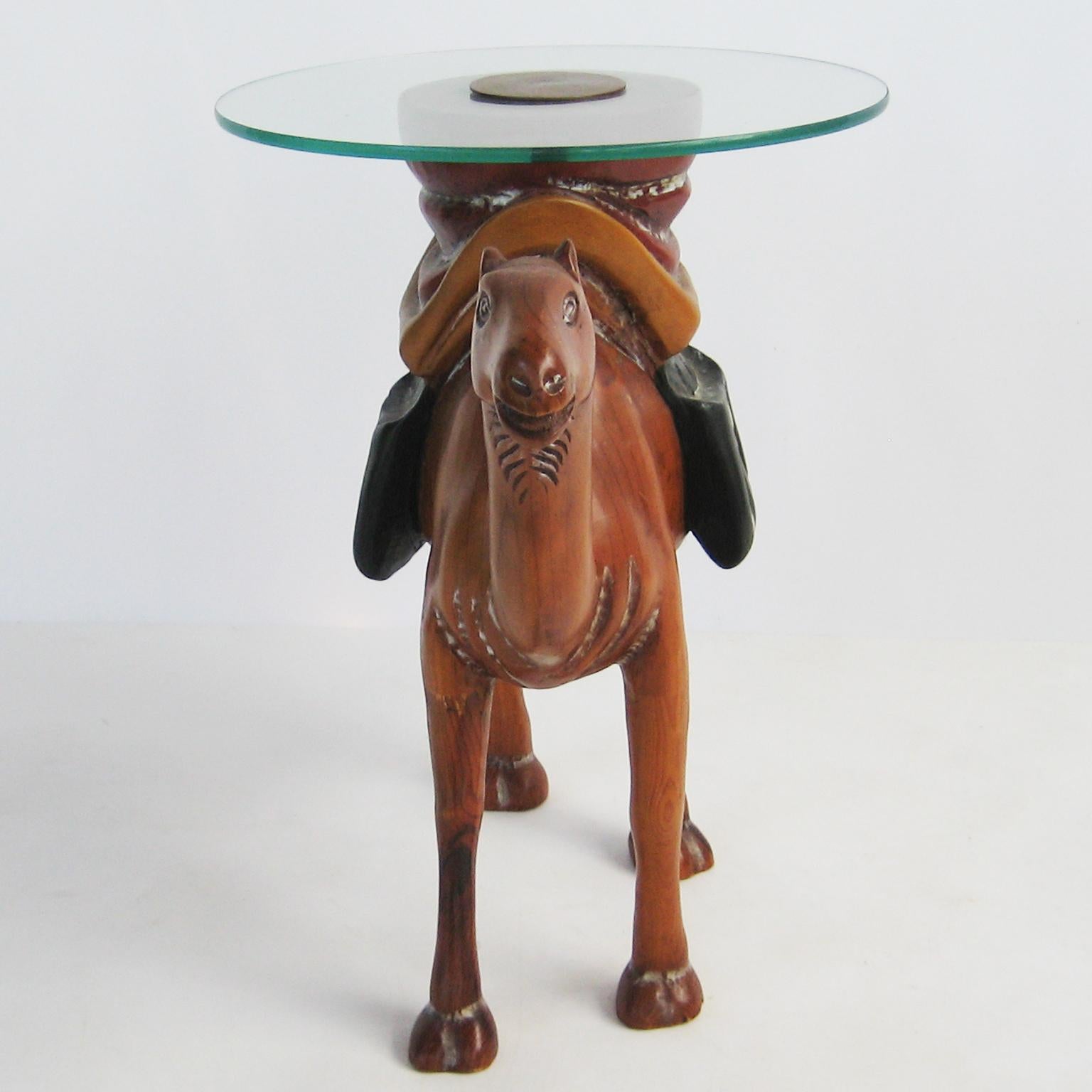 Table d'appoint, sculptée à la main en forme de chameau, avec des accents polychromes, un plateau en verre de 16 pouces repose sur sa selle. 

Stock ID : D2539