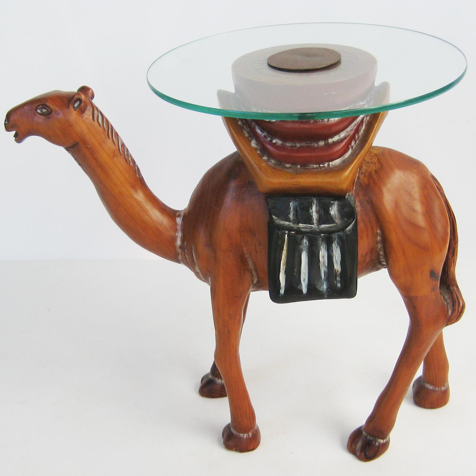 Sculpté à la main Table d'appoint camel sculptée à la main en vente