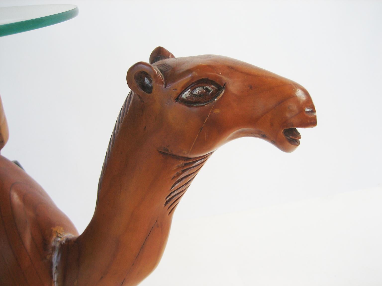 Verre Table d'appoint camel sculptée à la main en vente