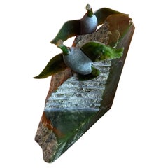 Escultura de gansos canadienses tallados a mano en jade verde por Lyle Sopel