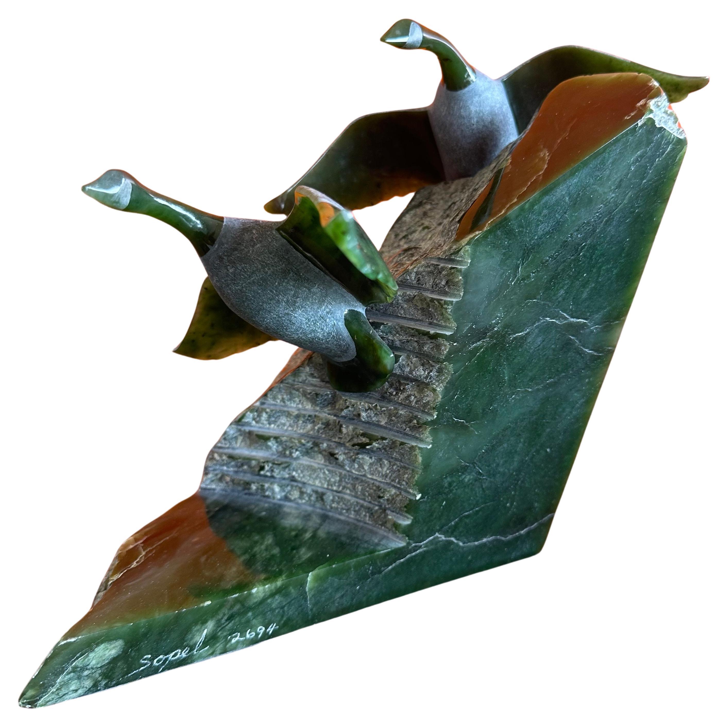 Handgeschnitzte kanadische Gänse-Skulptur aus grüner Jade von Lyle Sopel