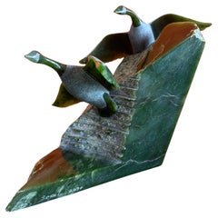 Handgeschnitzte kanadische Gänse-Skulptur aus grüner Jade von Lyle Sopel
