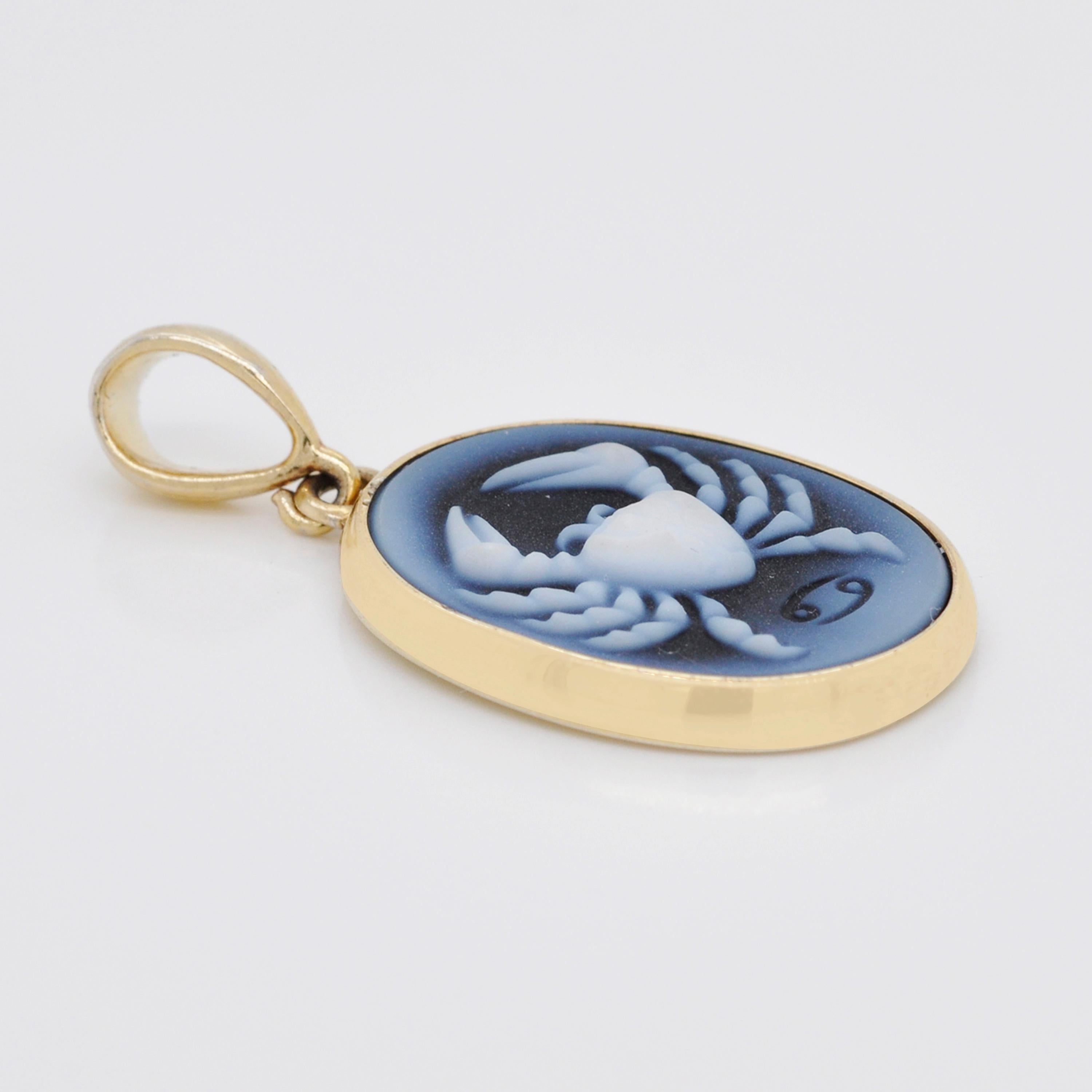 Collier pendentif en argent sterling 925 avec camée agate du zodiaque cancer sculpté à la main Unisexe en vente