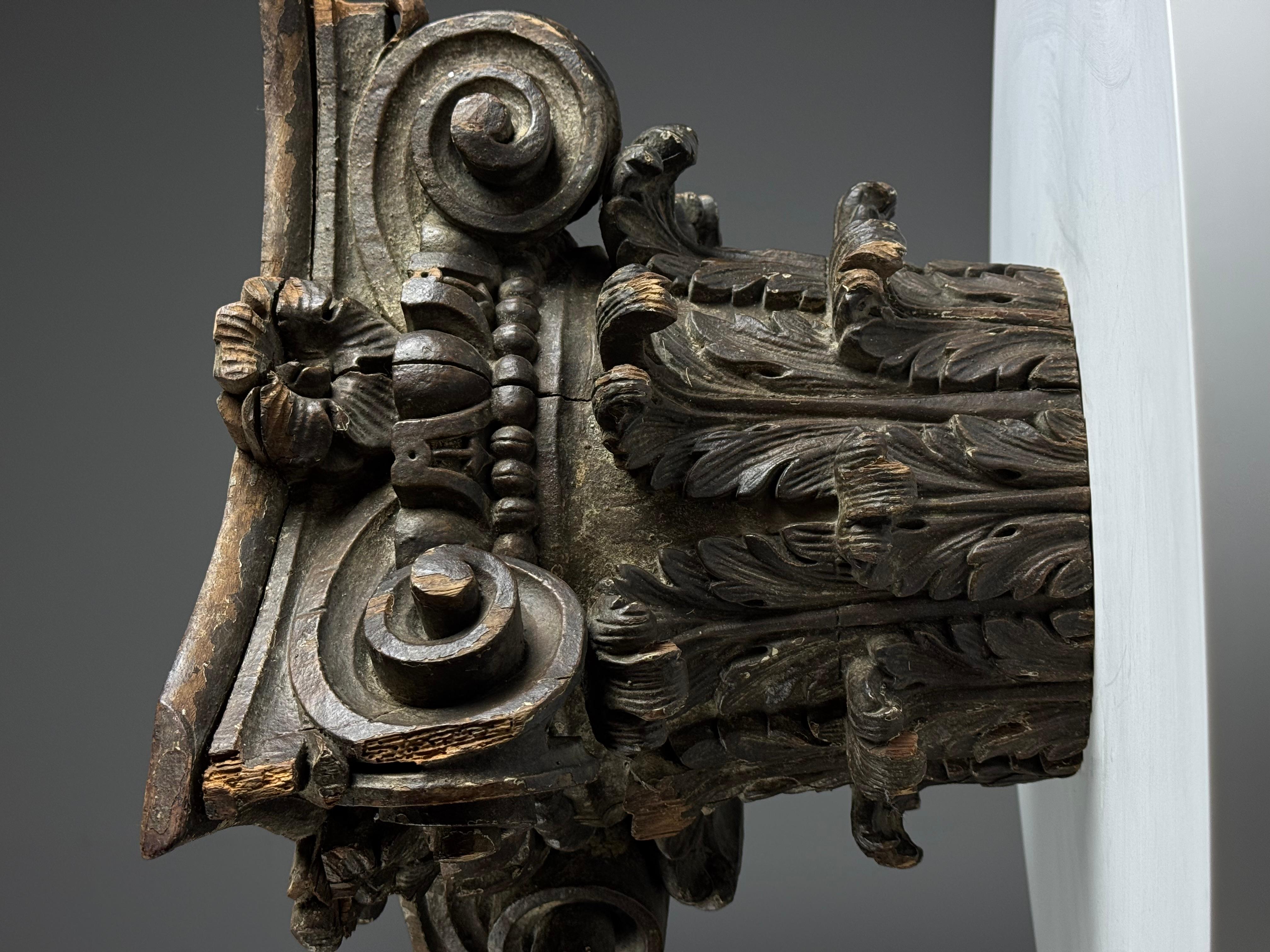 Hand-carved capital, 18th century For Sale 4