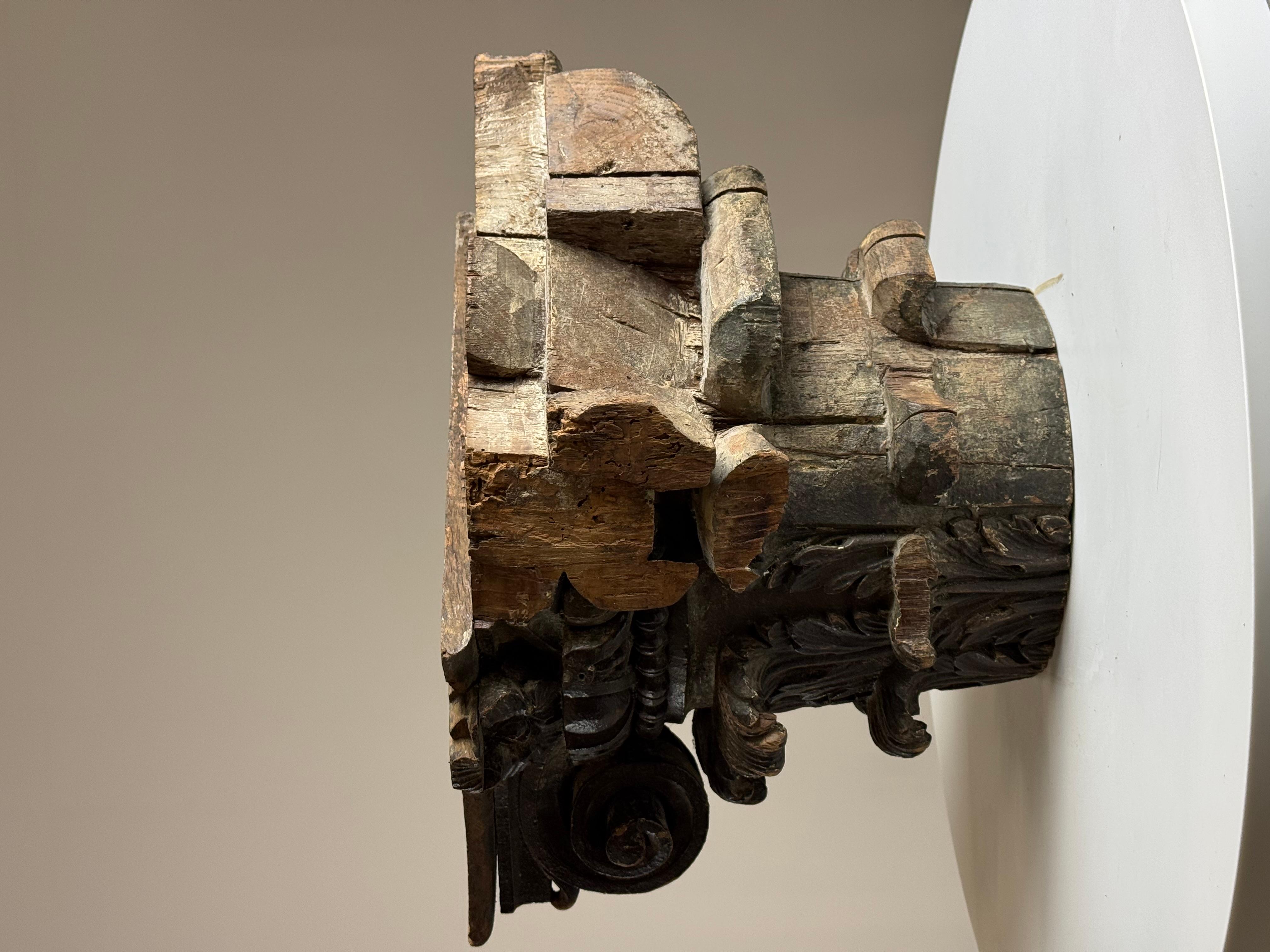 Hand-carved capital, 18th century In Good Condition For Sale In MILL, NL