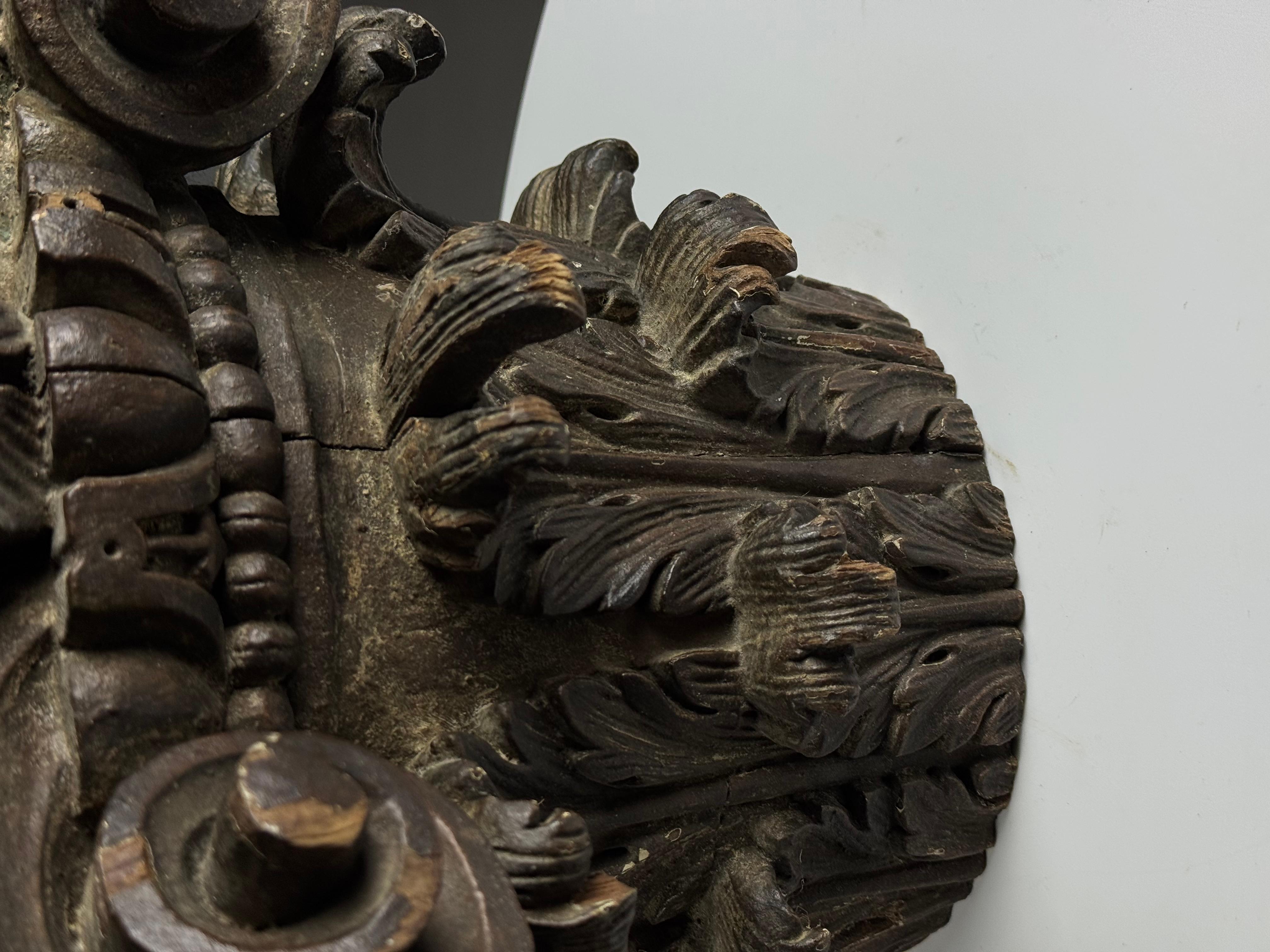 Hand-carved capital, 18th century For Sale 1