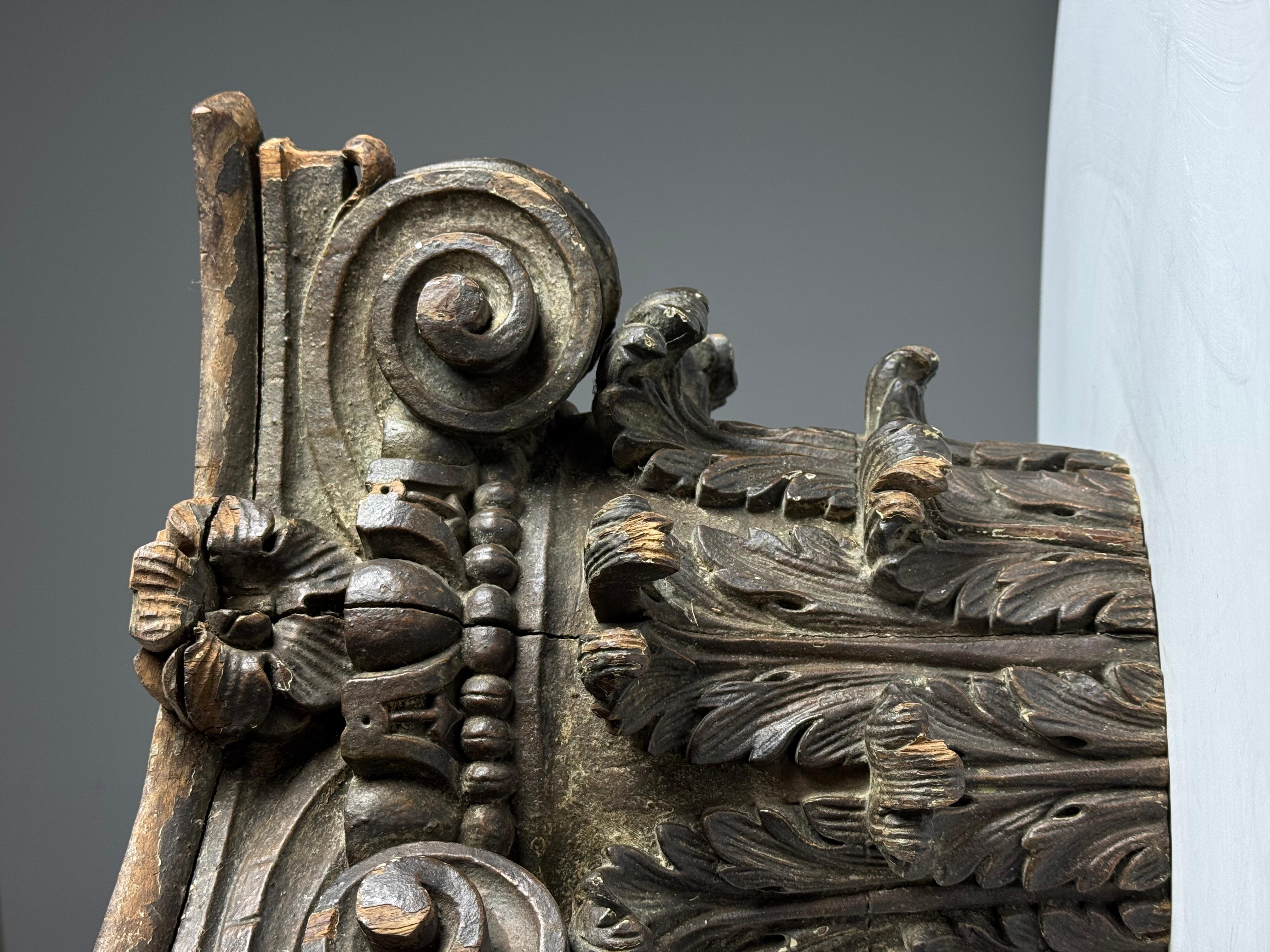 Hand-carved capital, 18th century For Sale 3