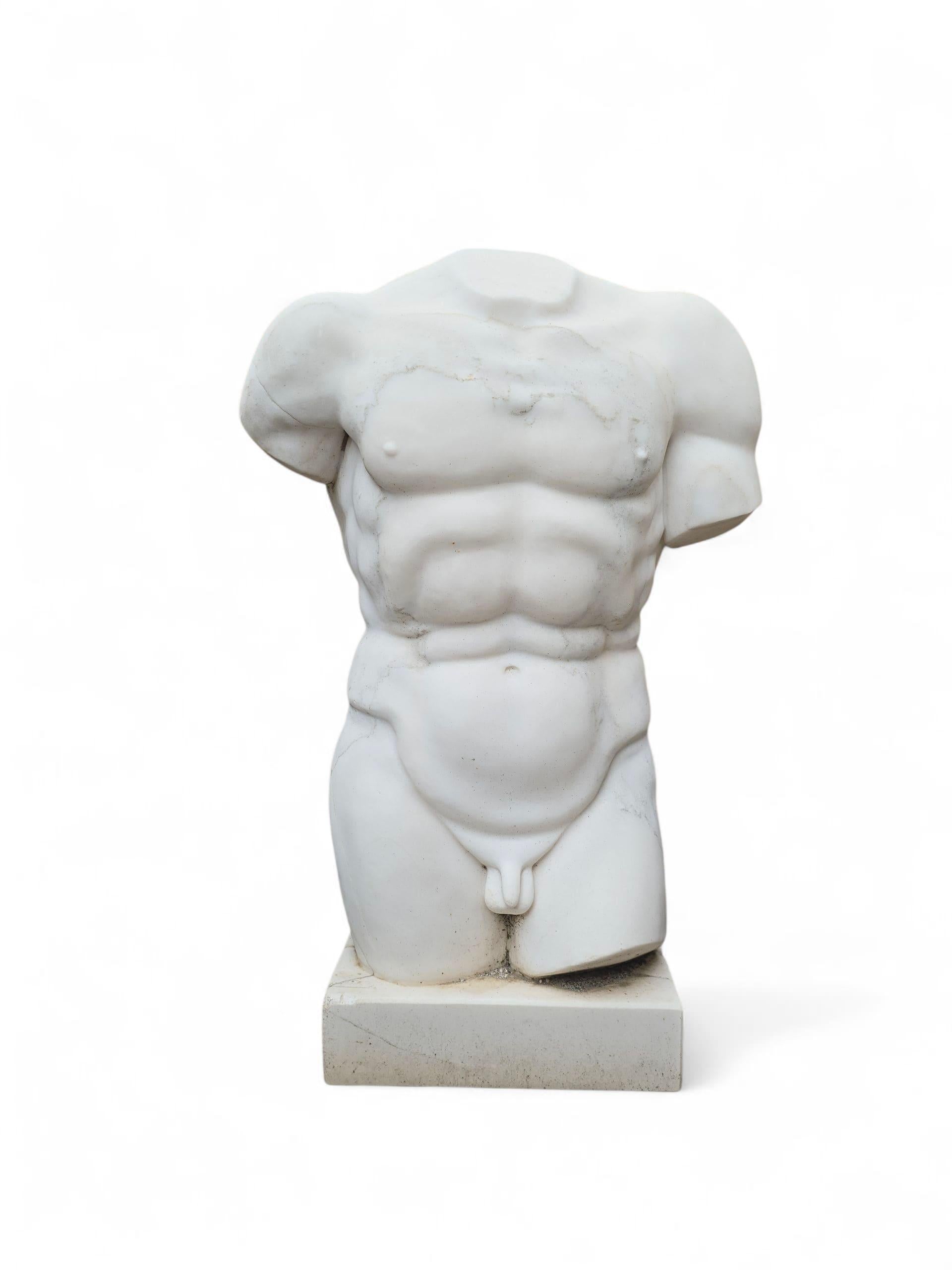 Escultura masculina clásica de mármol de Carrara tallada a mano, Italia en Bueno estado para la venta en Madrid, ES