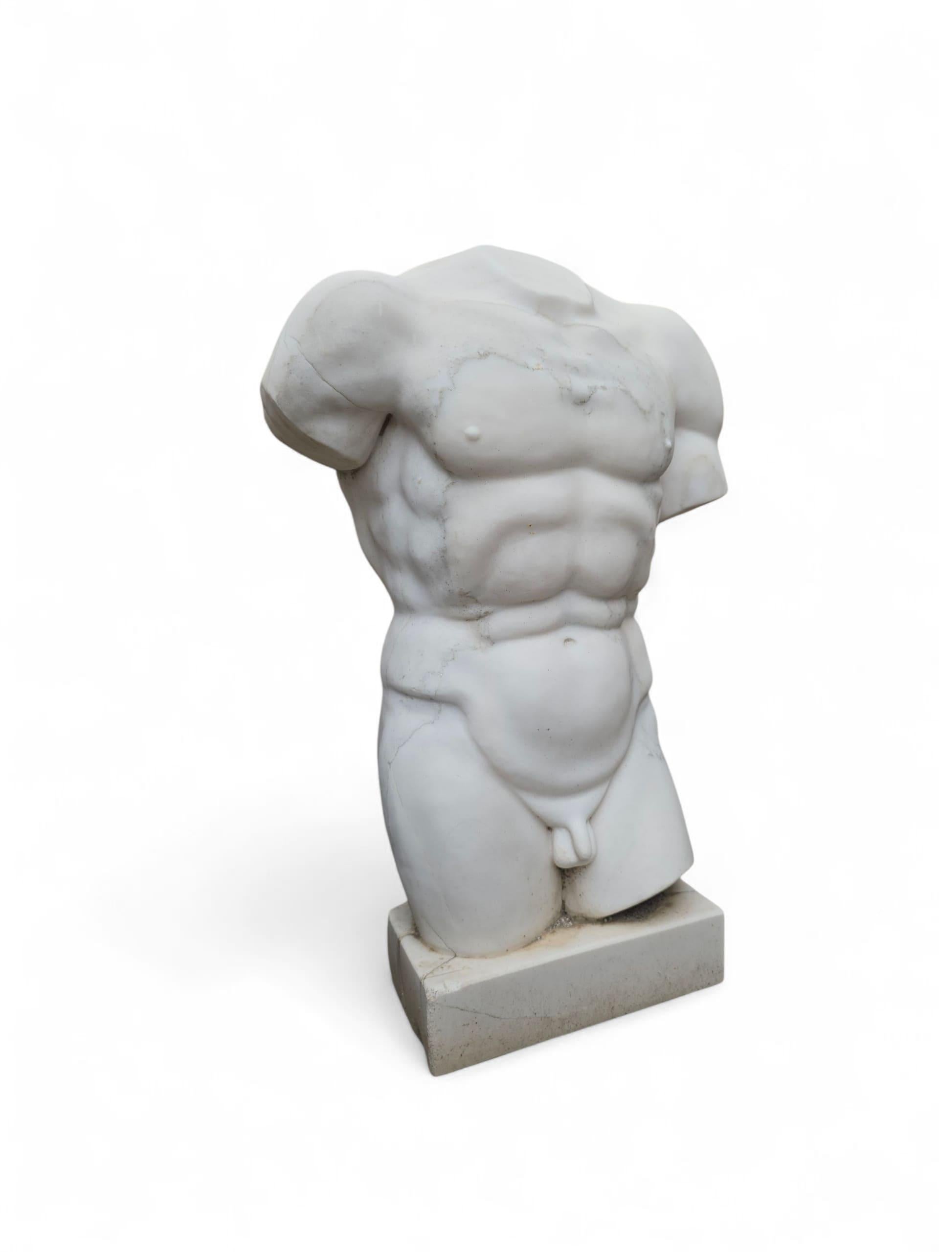 Escultura masculina clásica de mármol de Carrara tallada a mano, Italia finales del siglo XX en venta