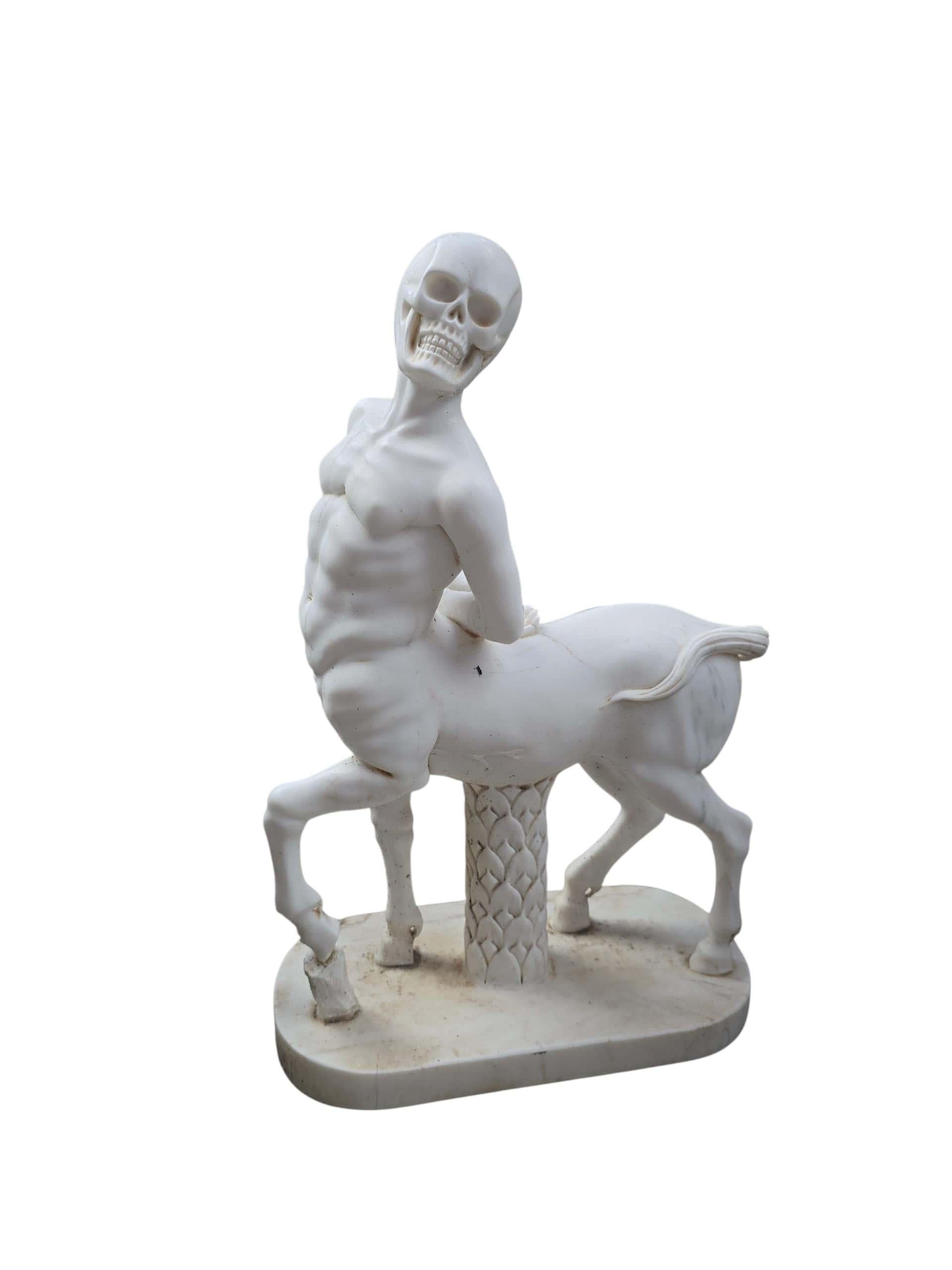 Elegante scultura di un centauro, scolpita a mano in Italia in pregiato marmo bianco di Carrara. Questa figura mitologica classica - metà uomo e metà cavallo - è rappresentata in forma dinamica, con movimenti aggraziati e dettagli anatomici. La