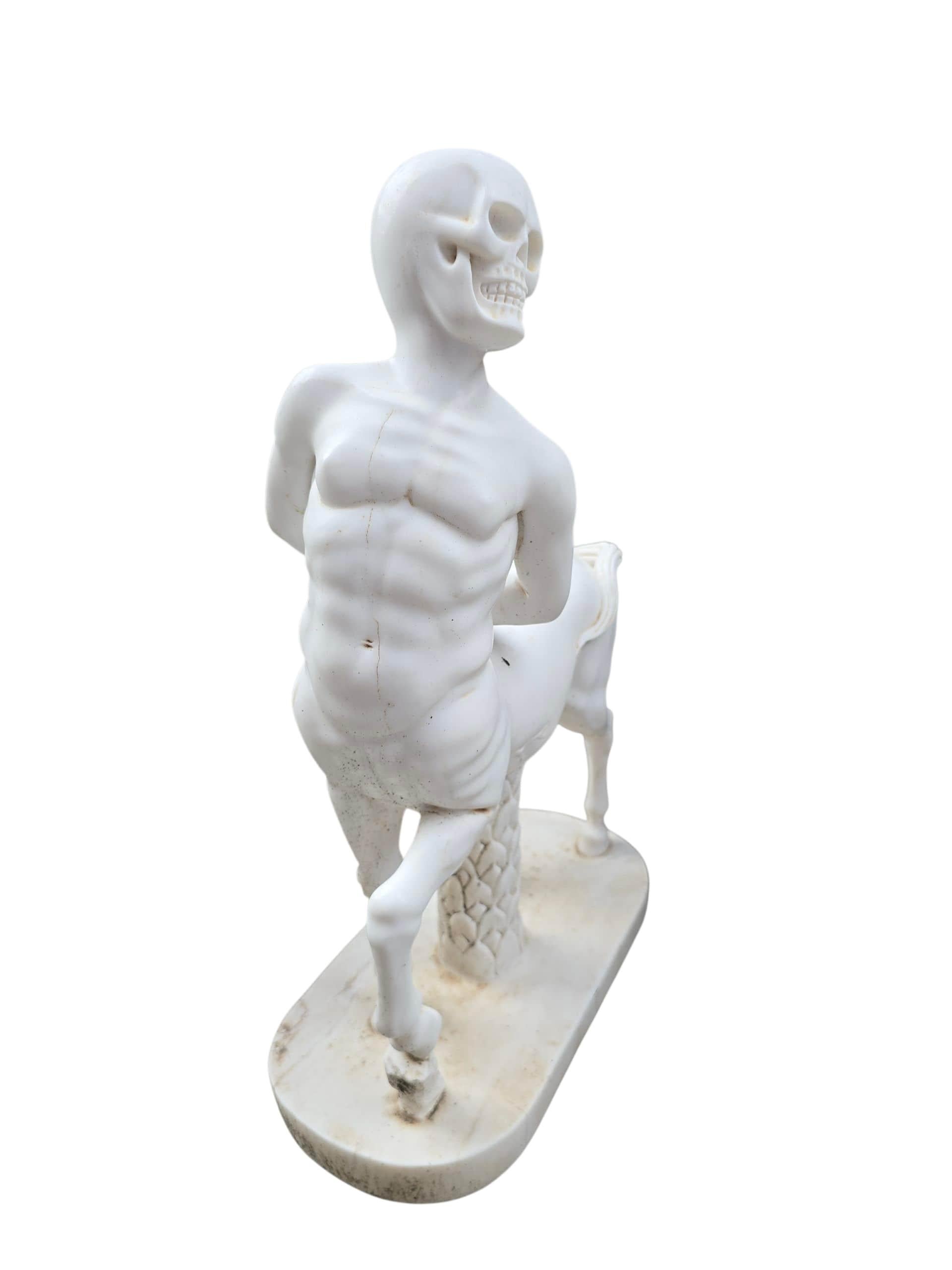 Fine XX secolo Scultura di centauro in marmo di Carrara scolpita a mano, Italia in vendita