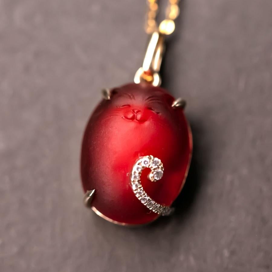 Hand Carved Cat Mexican Egg Fire Opal, Diamond Tail Necklace 18K Yellow Gold In New Condition For Sale In Suwanee, GA