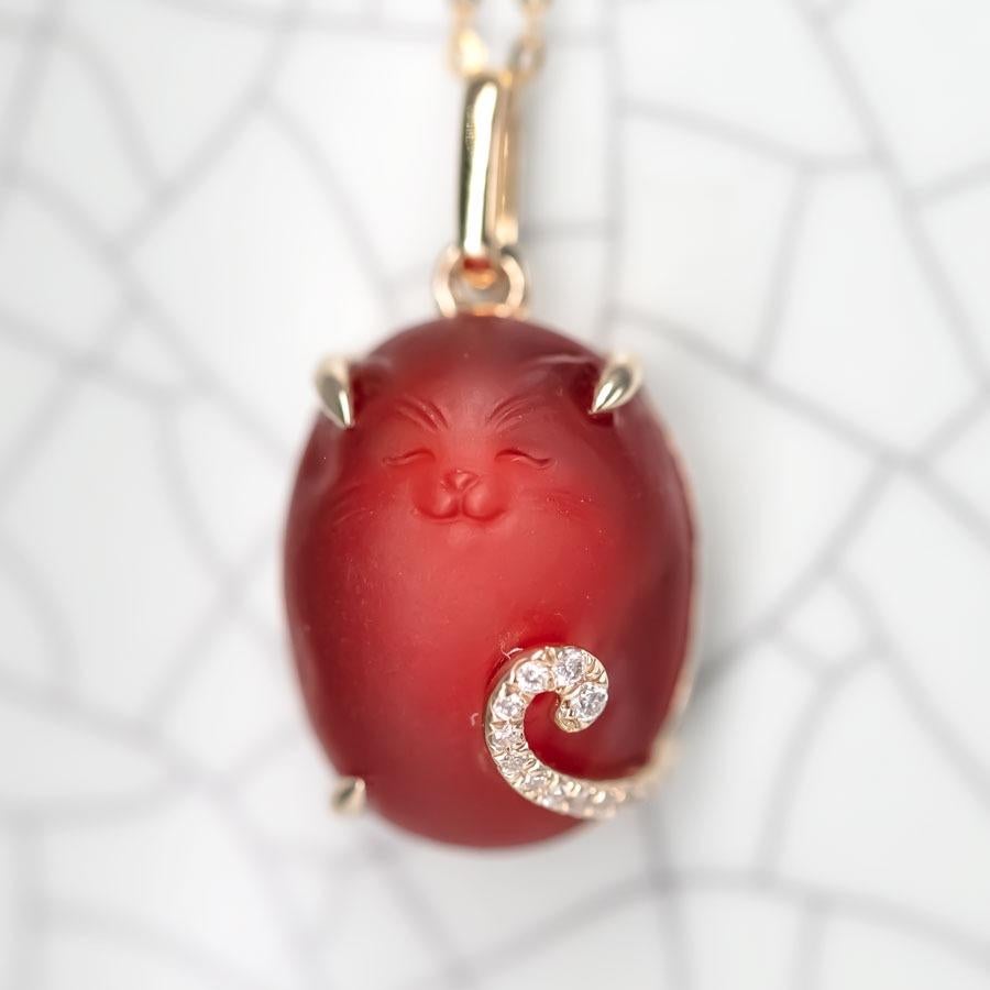 Women's or Men's Hand Carved Cat Mexican Egg Fire Opal, Diamond Tail Necklace 18K Yellow Gold For Sale