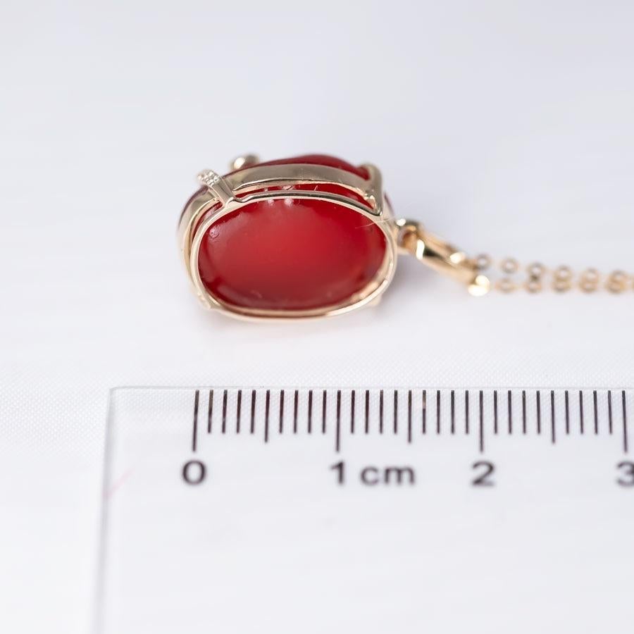 Hand Carved Cat Mexican Egg Fire Opal, Diamond Tail Necklace 18K Yellow Gold For Sale 1