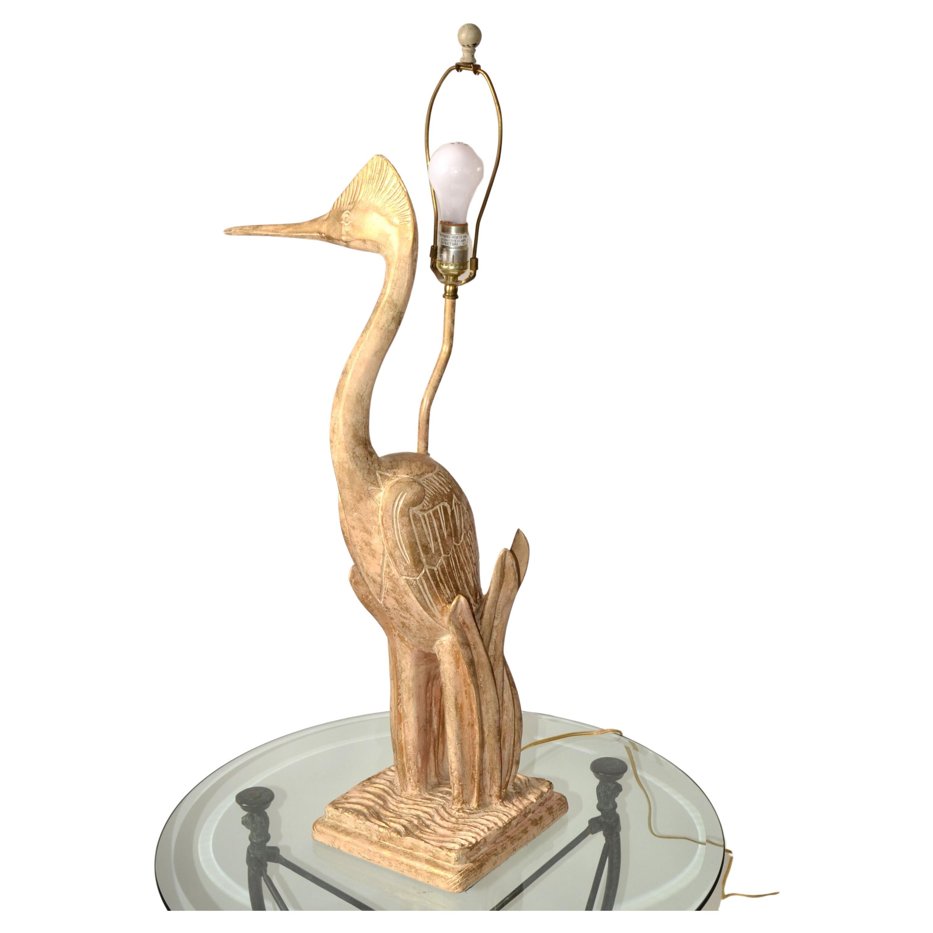 Eine einteilige handgeschnitzte Zedernholz Reiher Vogel Tierskulptur Tischlampe, 37 Zoll hoch mit Harfe und Messing Finial.
Die Handwerkskunst ist sehr detailliert, und der Reiher ist aus einem einzigen Holzblock geschnitzt. 
US-Verkabelung und für