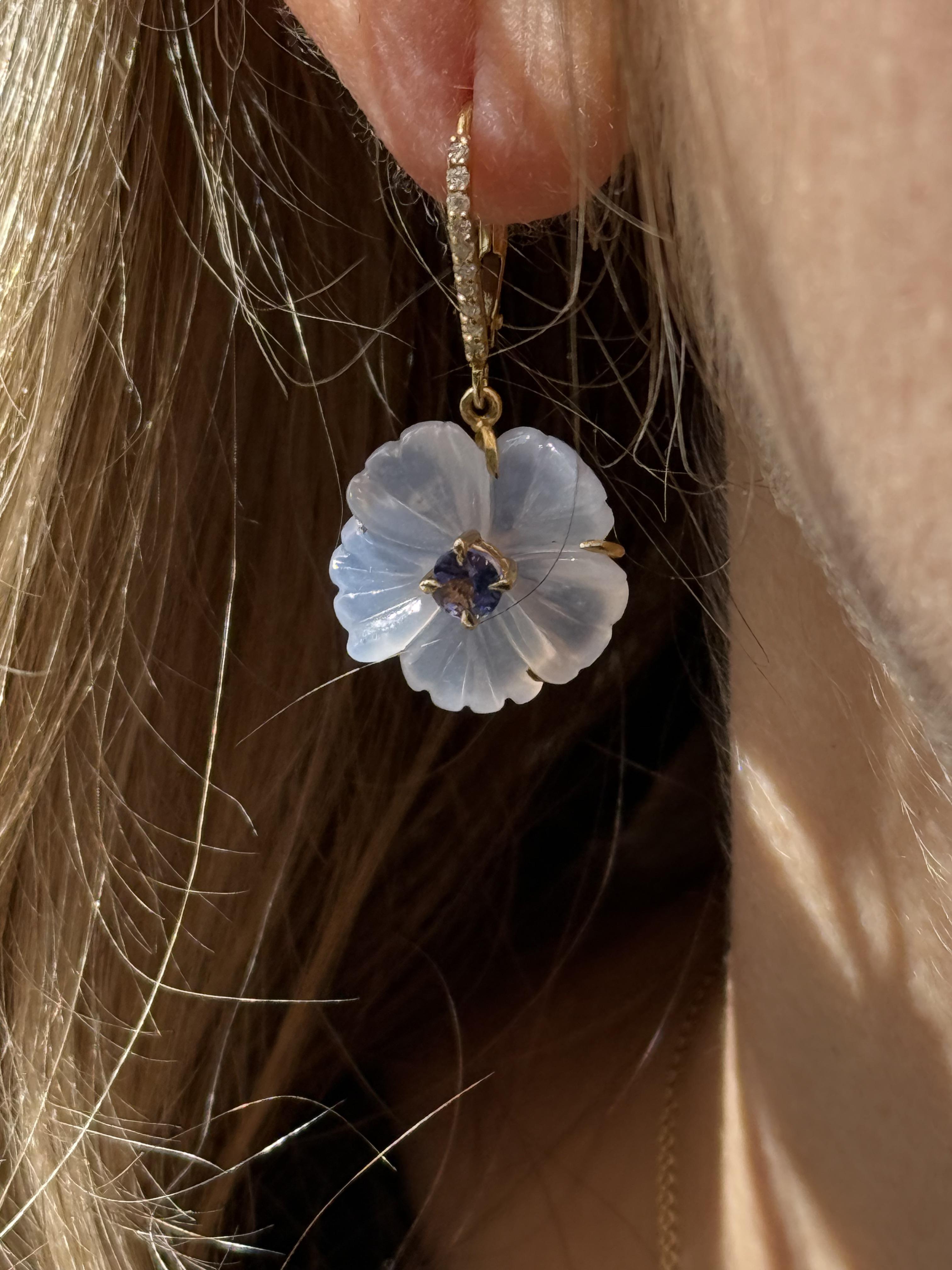 Boucles d'oreilles en calcédoine sculptée à la main avec Tanzanite et diamants en or 18K en vente 5