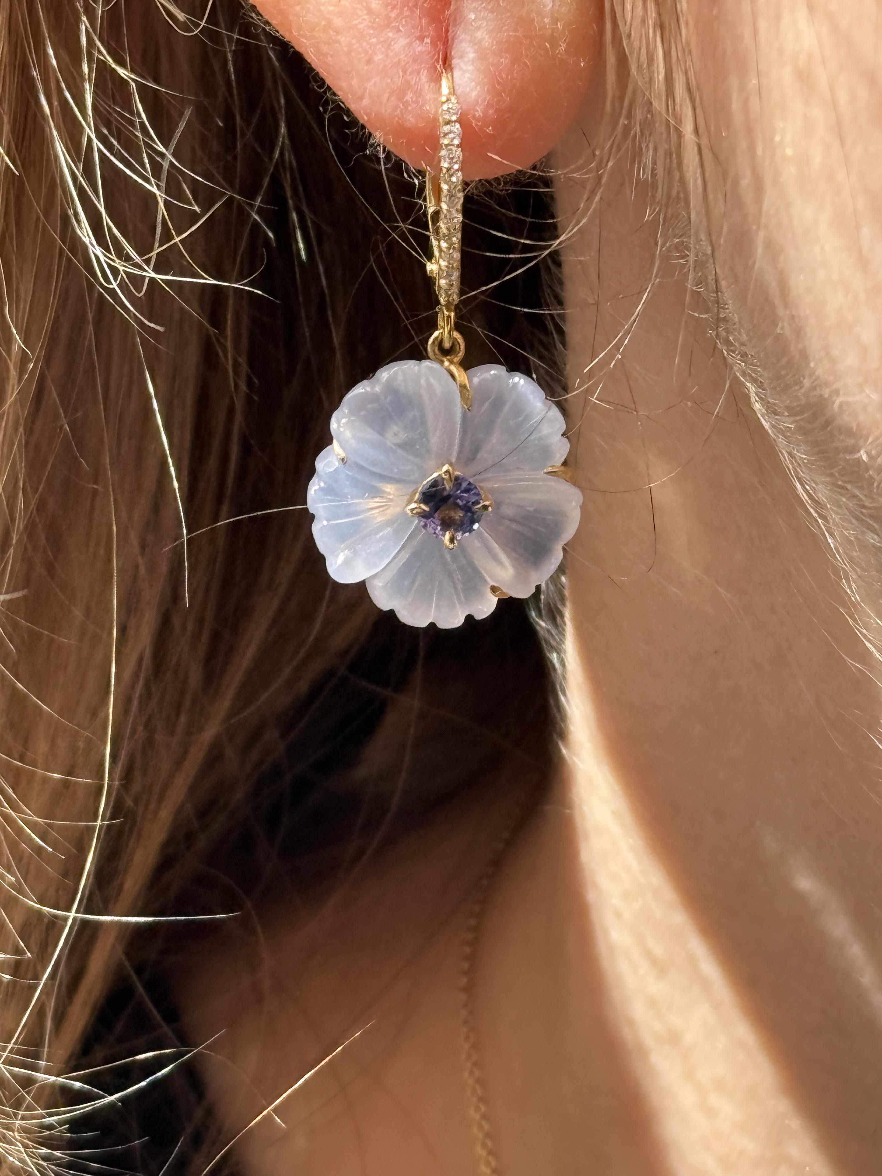 Boucles d'oreilles en calcédoine sculptée à la main avec Tanzanite et diamants en or 18K en vente 1
