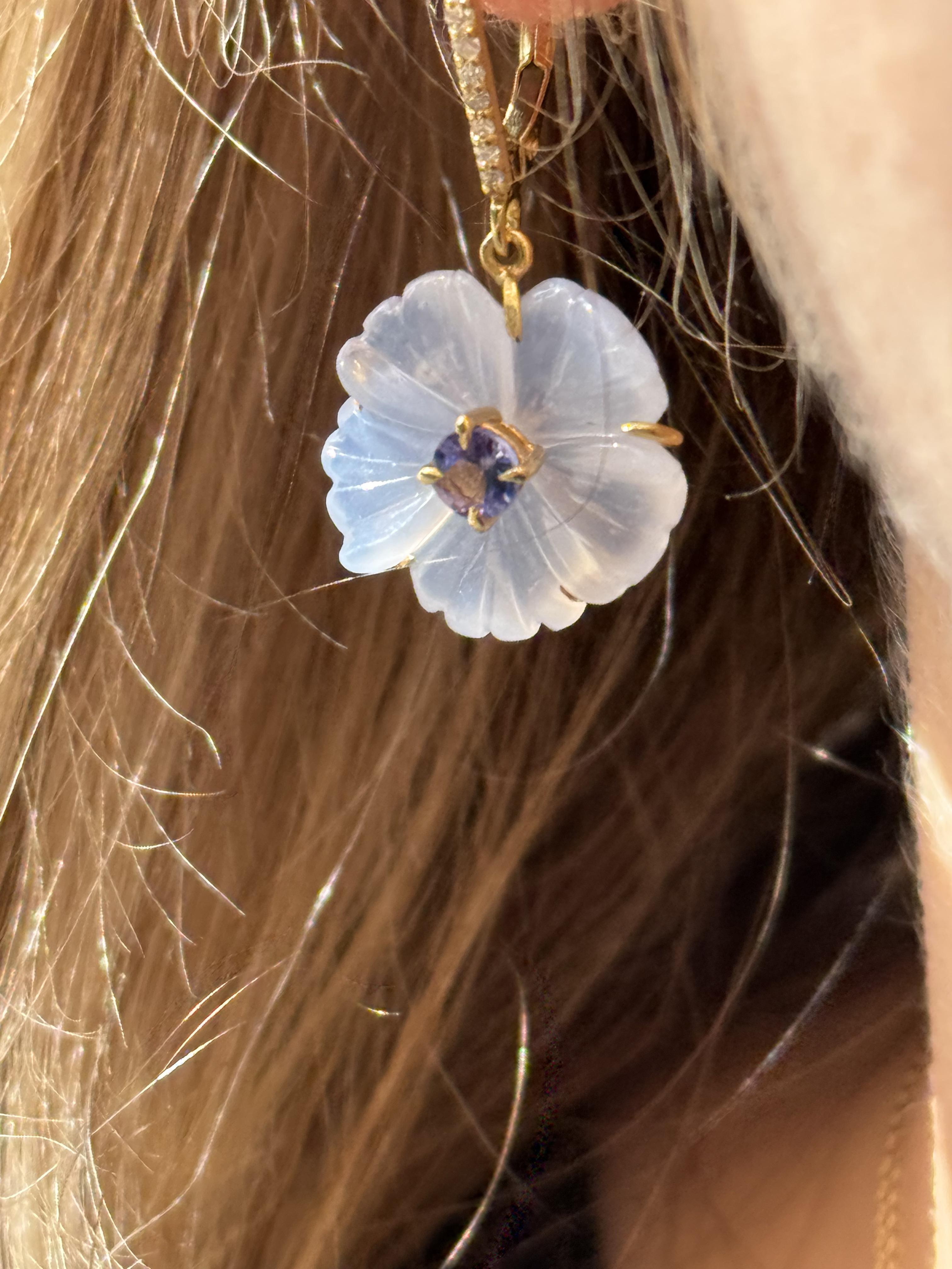 Boucles d'oreilles en calcédoine sculptée à la main avec Tanzanite et diamants en or 18K en vente 3