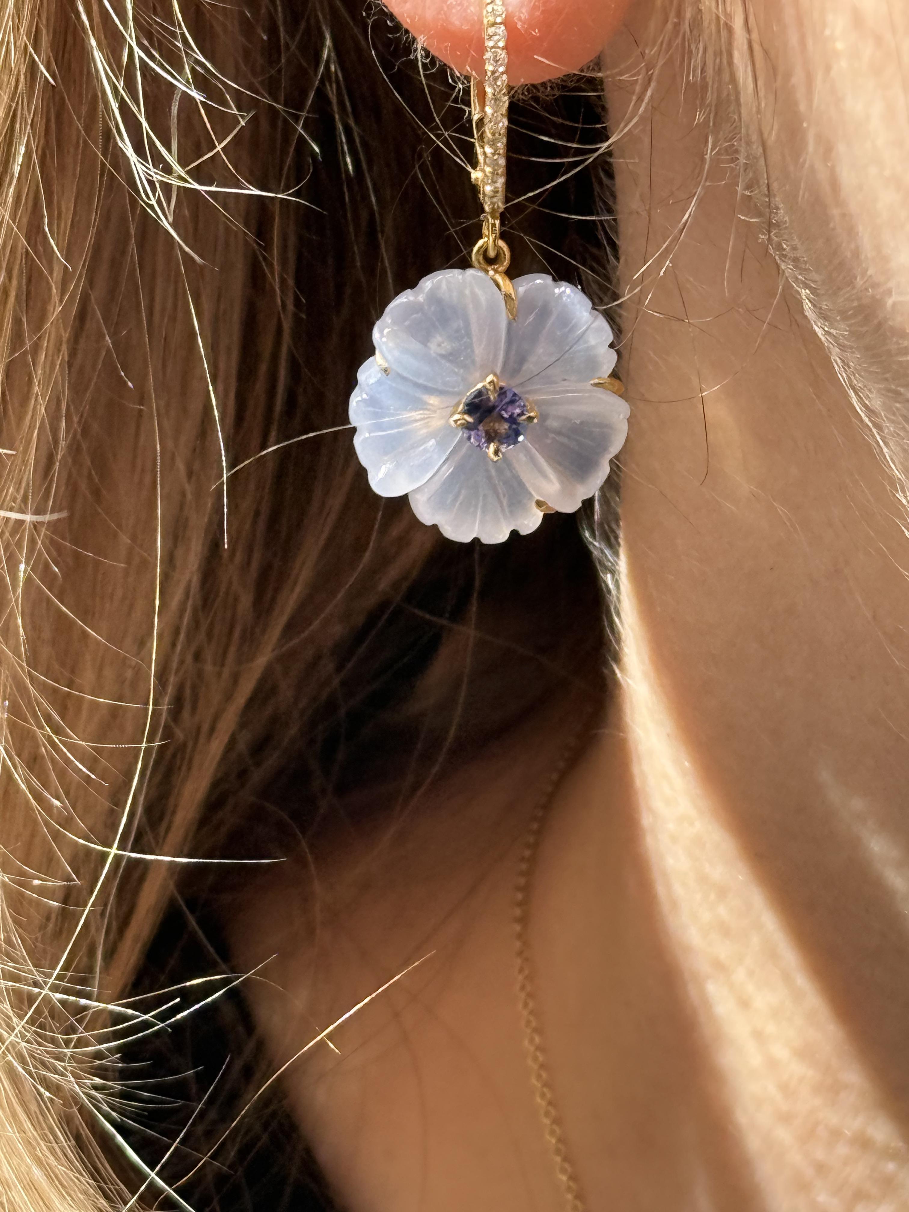 Boucles d'oreilles en calcédoine sculptée à la main avec Tanzanite et diamants en or 18K en vente 4