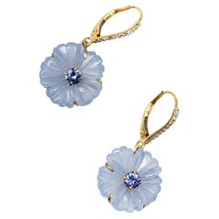 Handgeschnitzte Chalzedon-Ohrringe mit Tansanit und Diamanten in 18K Gold