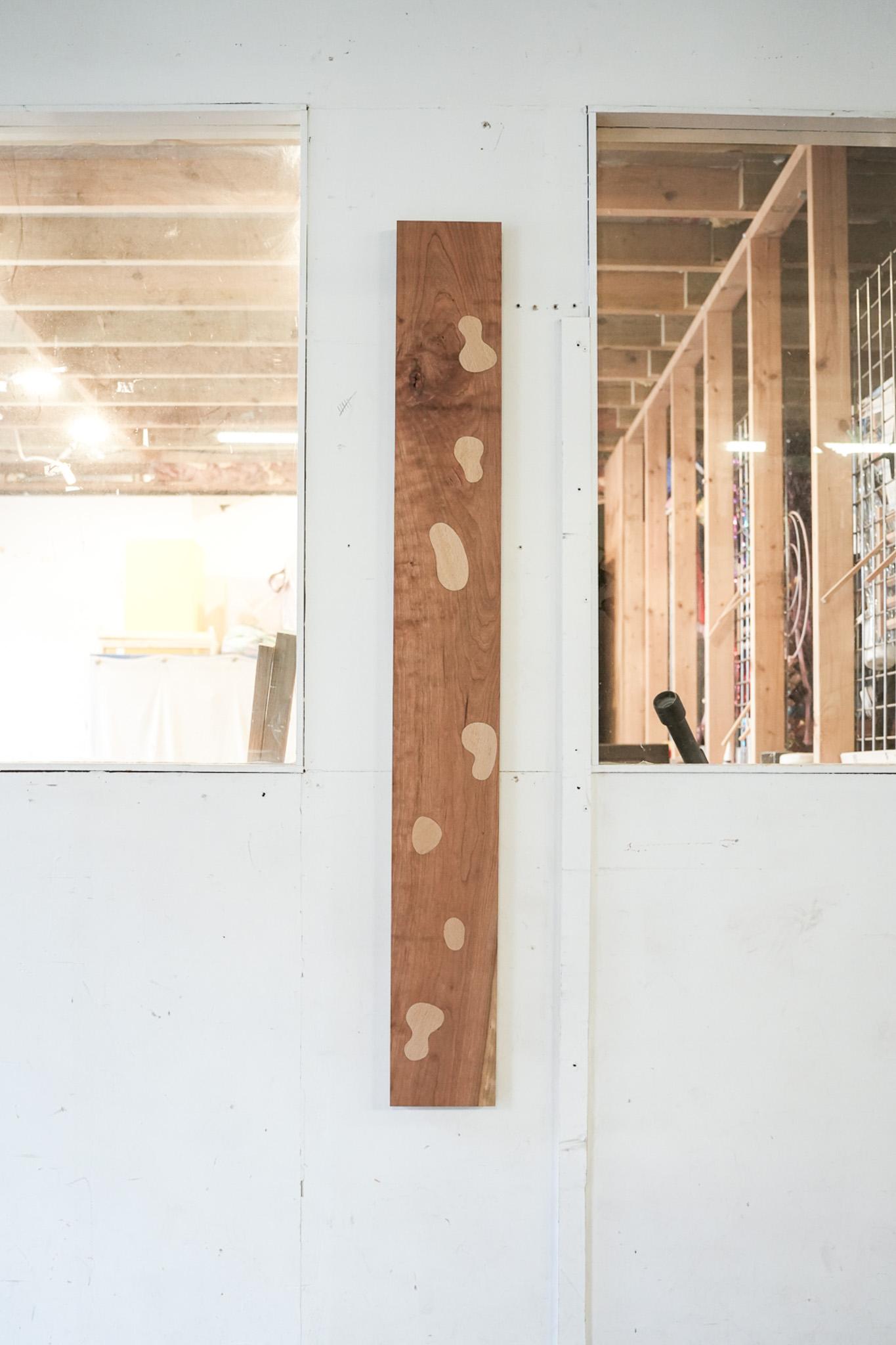 Arte mural artesanal único y pieza escultórica hecha a mano con madera de cerezo y haya por el galardonado diseñador y fabricante Gareth 'Goldfinch' Brookes. Cada forma única ha sido meticulosamente cincelada a mano para crear una bella pieza de