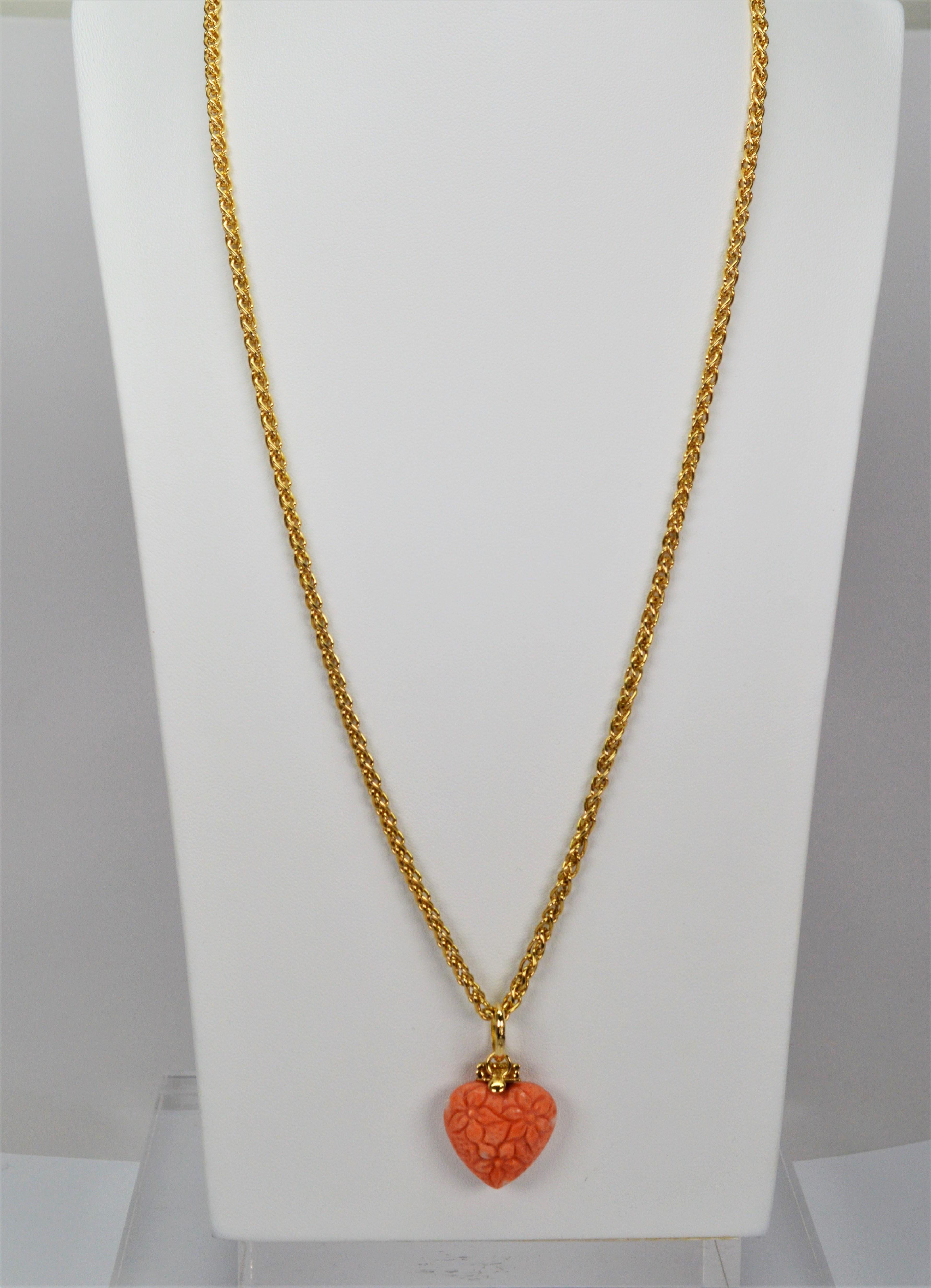 Handgeschnitzte Cherub-Koralle-Herz-Anhänger-Halskette aus 18 Karat italienischem Gold  Damen im Angebot