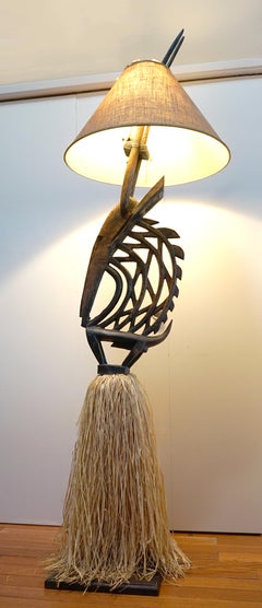 Lampadaire de style Chi Wara en bois patiné et fibre naturelle, sculpté à la main