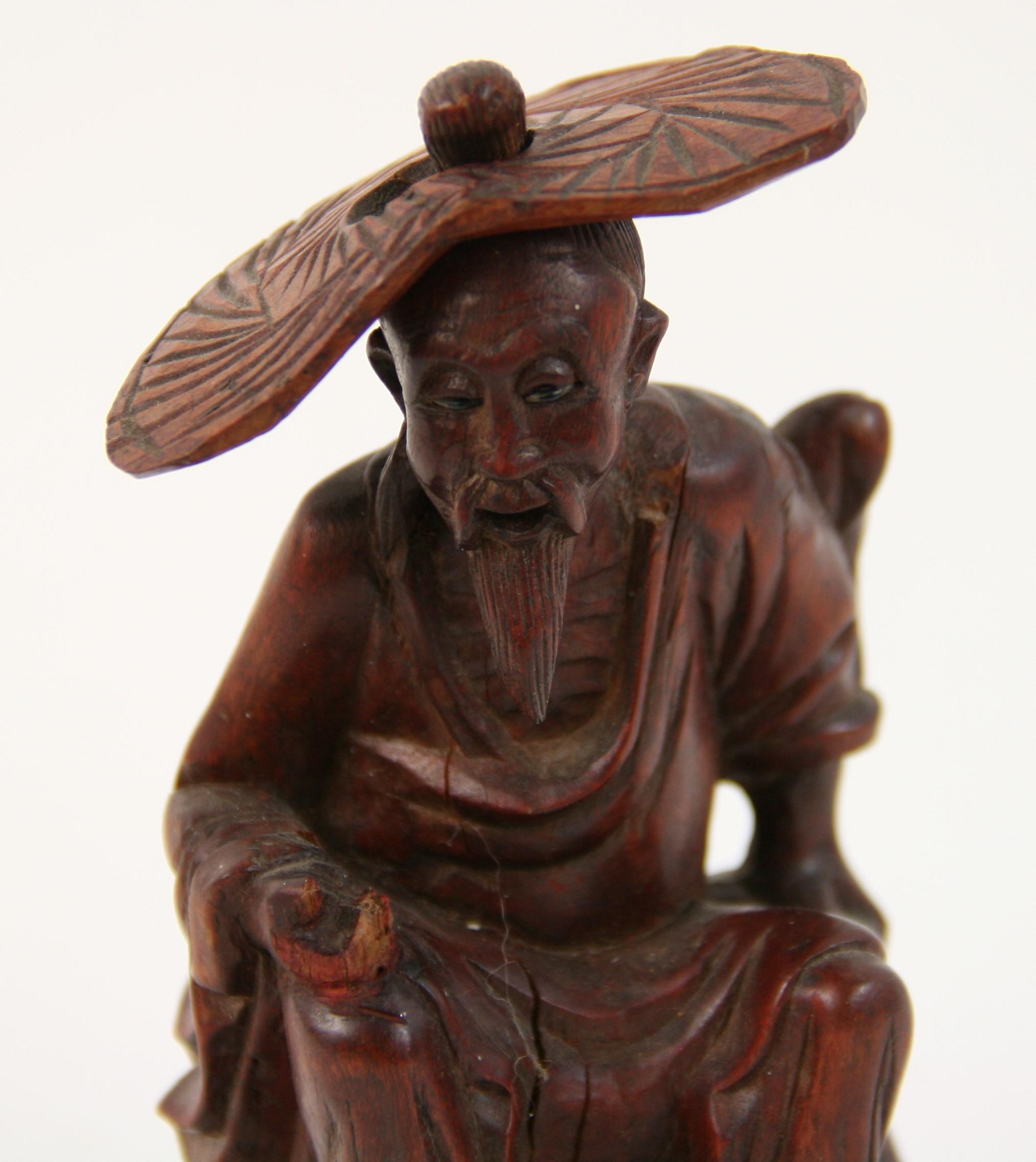 8-163 petite figurine de paysan sculptée à la main avec un chapeau de paille amovible. circa 1920-30's.